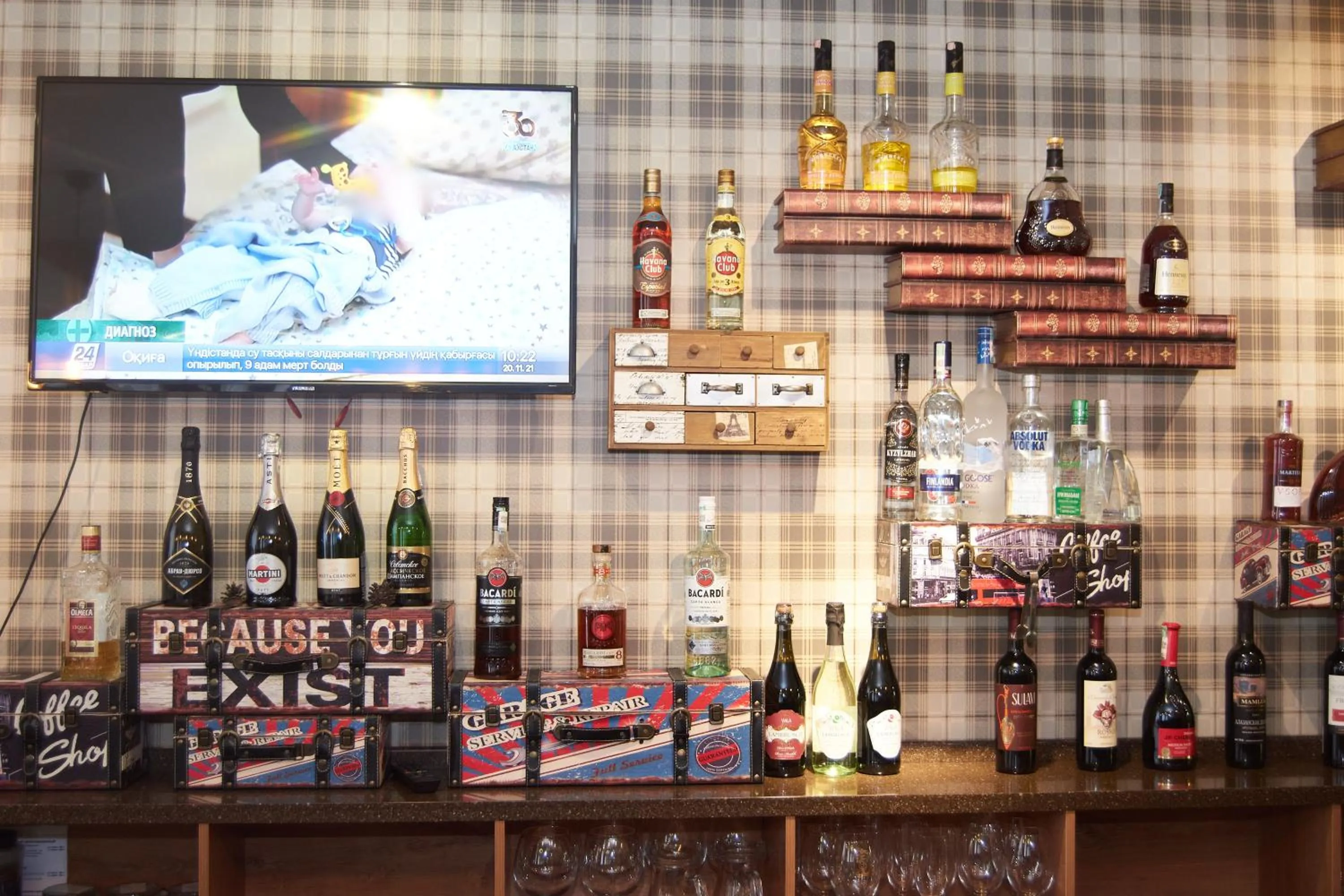 Restaurant/places to eat in GREEN Which Hotel