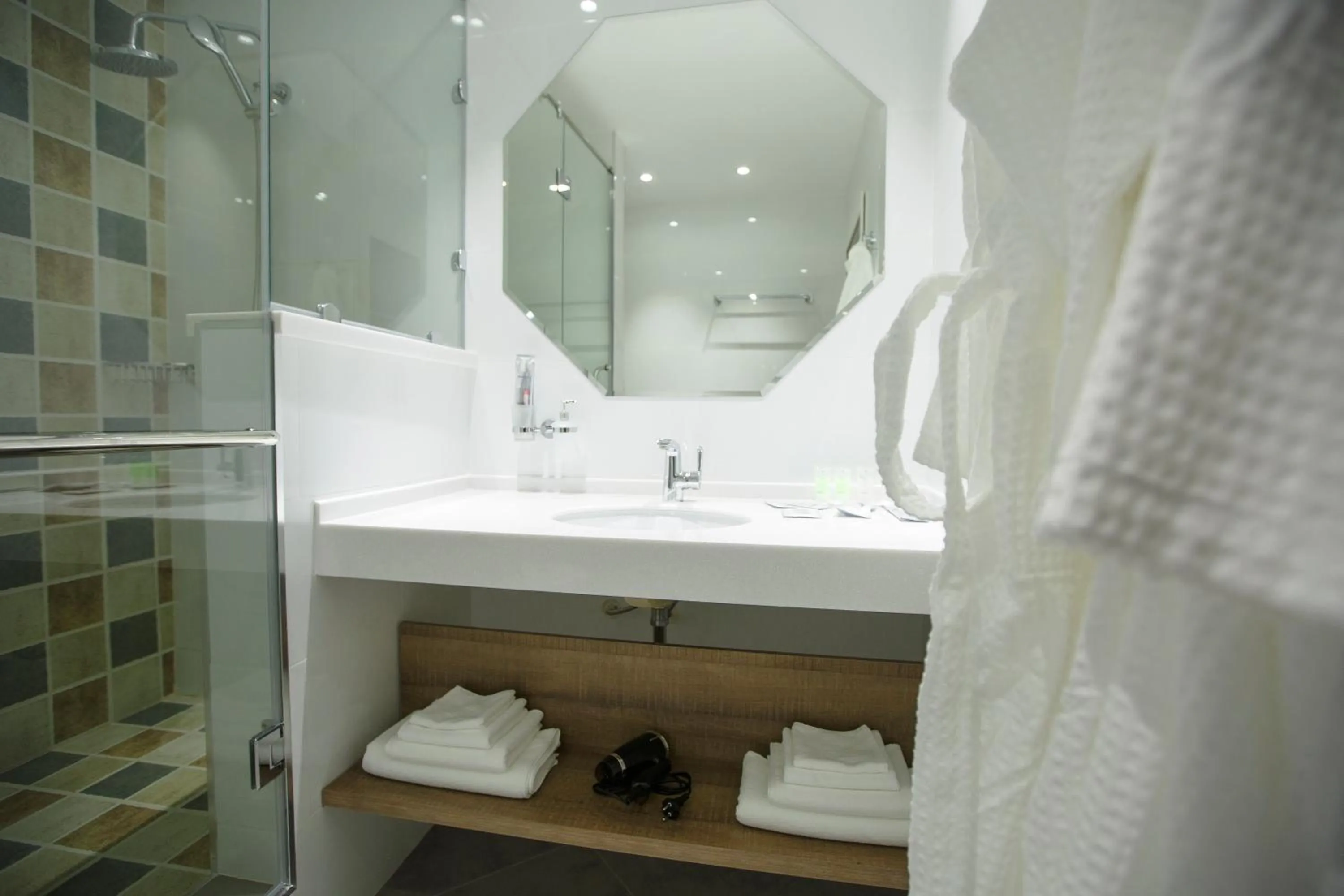 Shower in GREEN Which Hotel