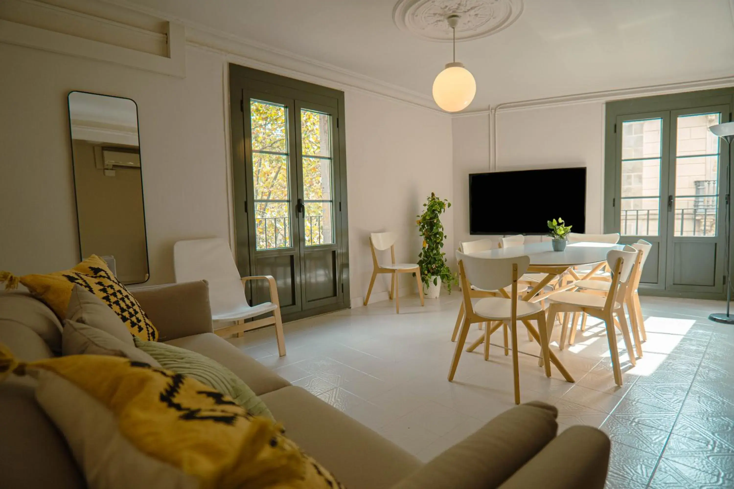 TV and multimedia in Smartr Barcelona Ramblas TV and multimedia in Smartr Barcelona Ramblas