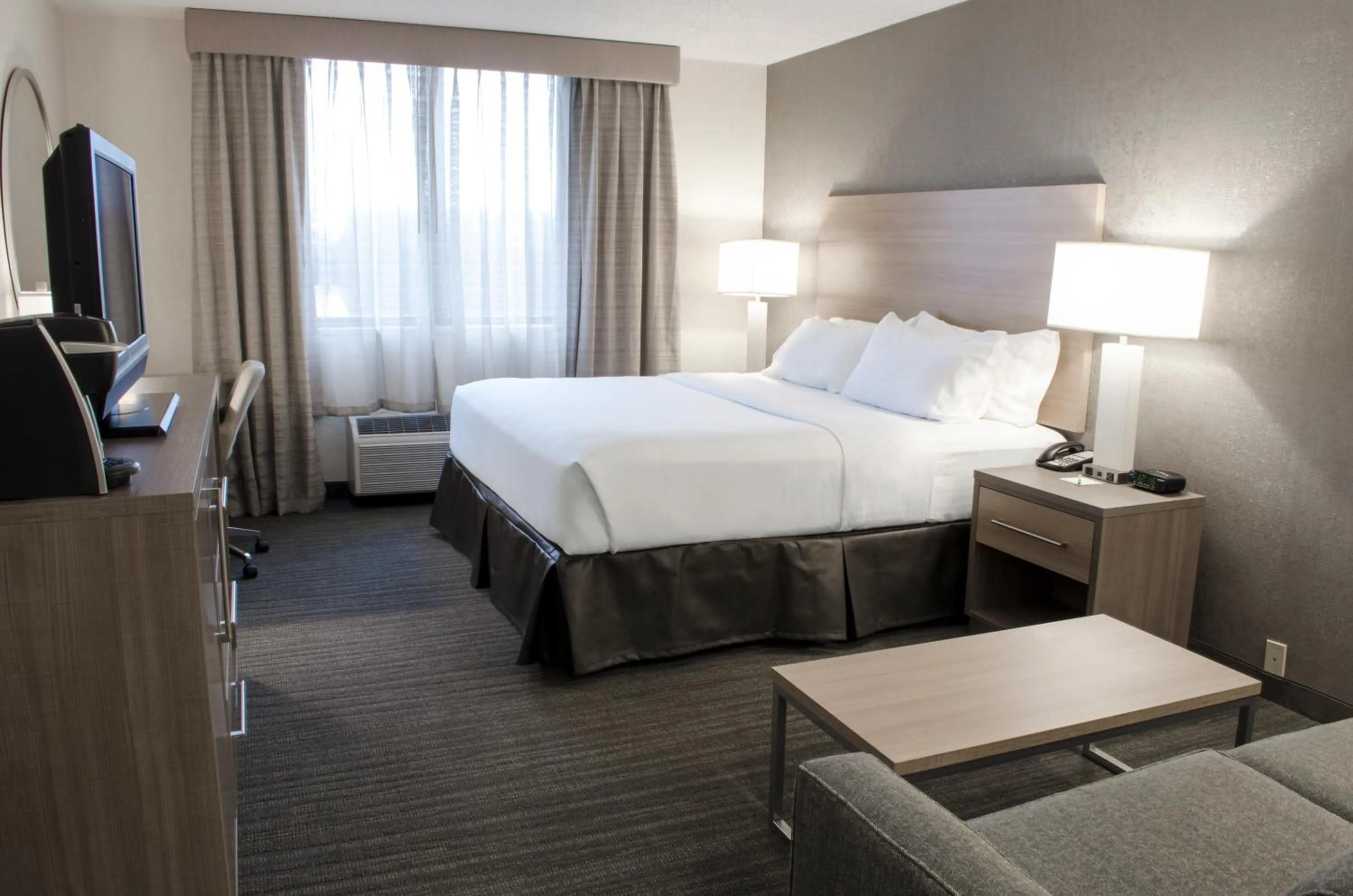Photo of the whole room, Bed in Holiday Inn Fargo by IHG
