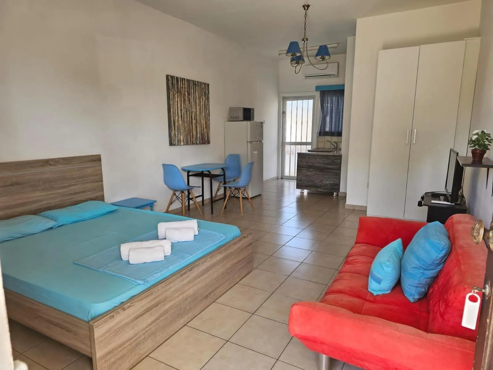 Photo of the whole room, Bed in Sea Apartments