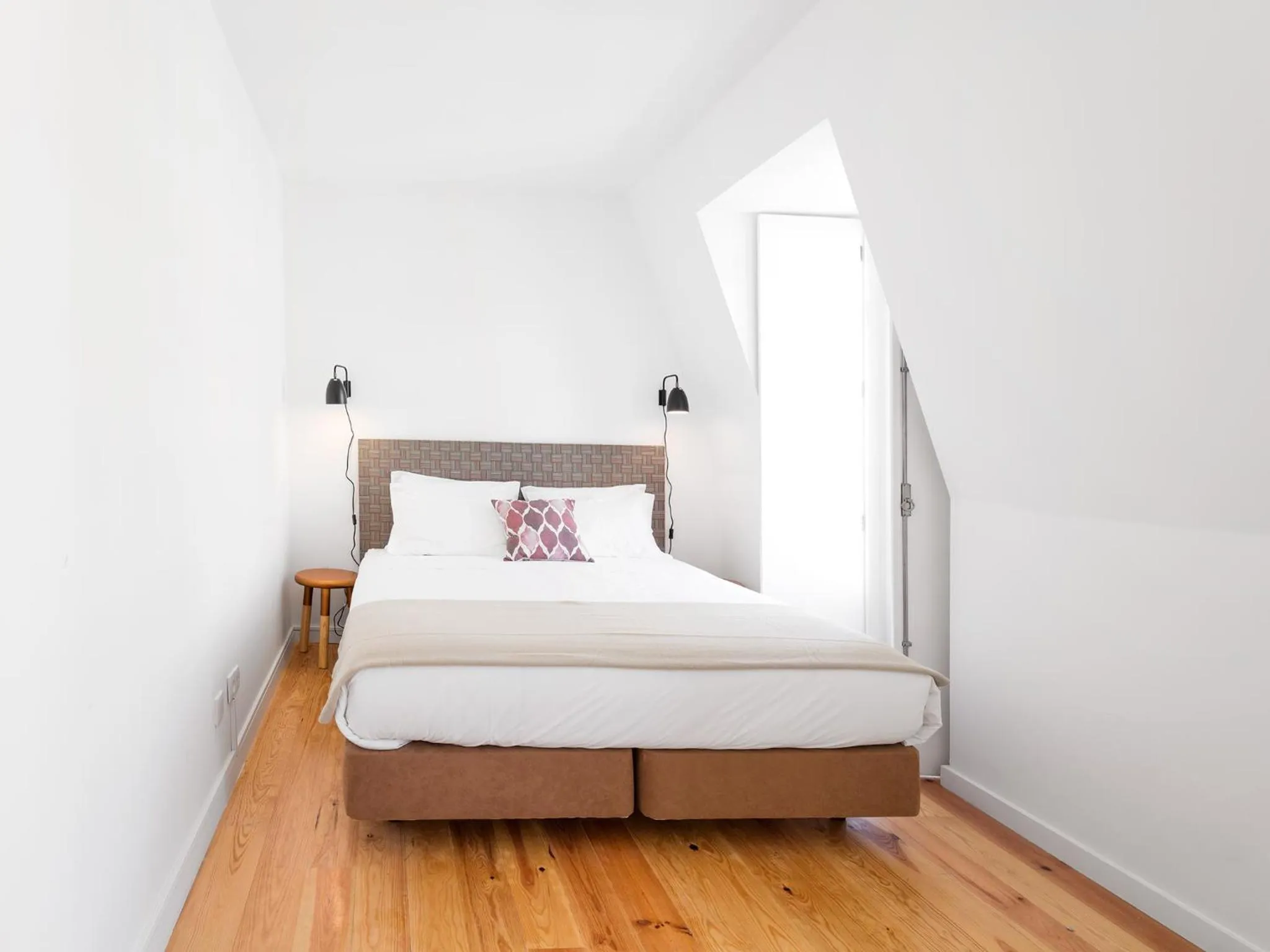 Bedroom, Bed in Lisbon Serviced Apartments - Castelo S. Jorge