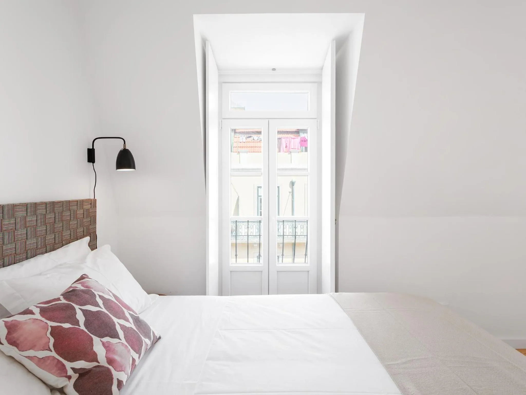 Bedroom, Bed in Lisbon Serviced Apartments - Castelo S. Jorge