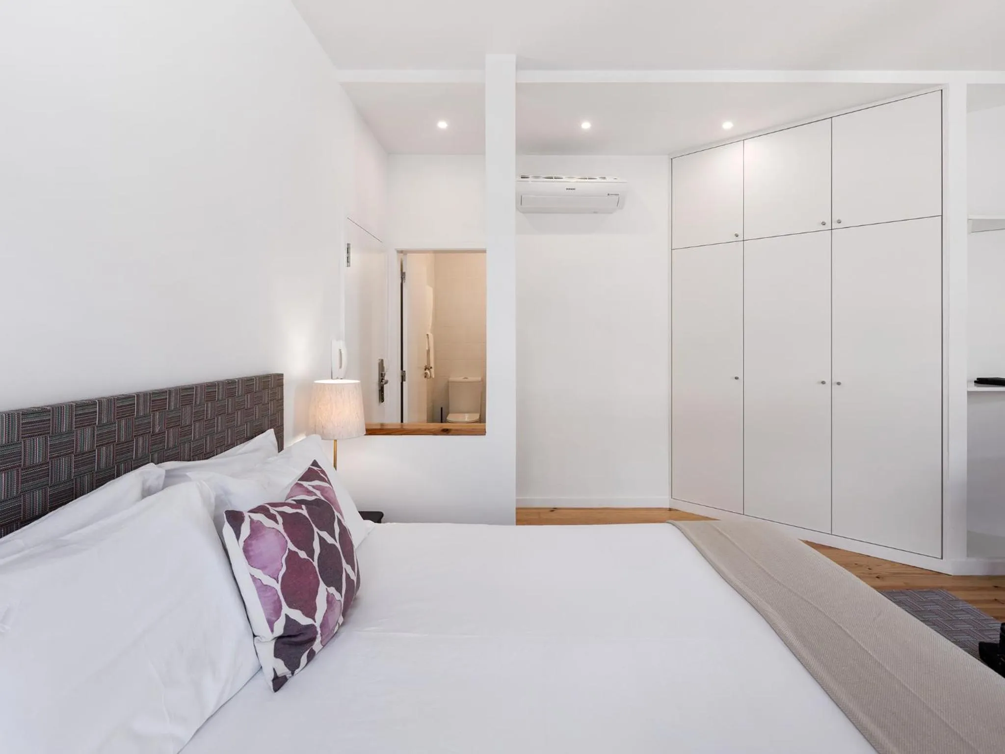 Bedroom, Bed in Lisbon Serviced Apartments - Castelo S. Jorge