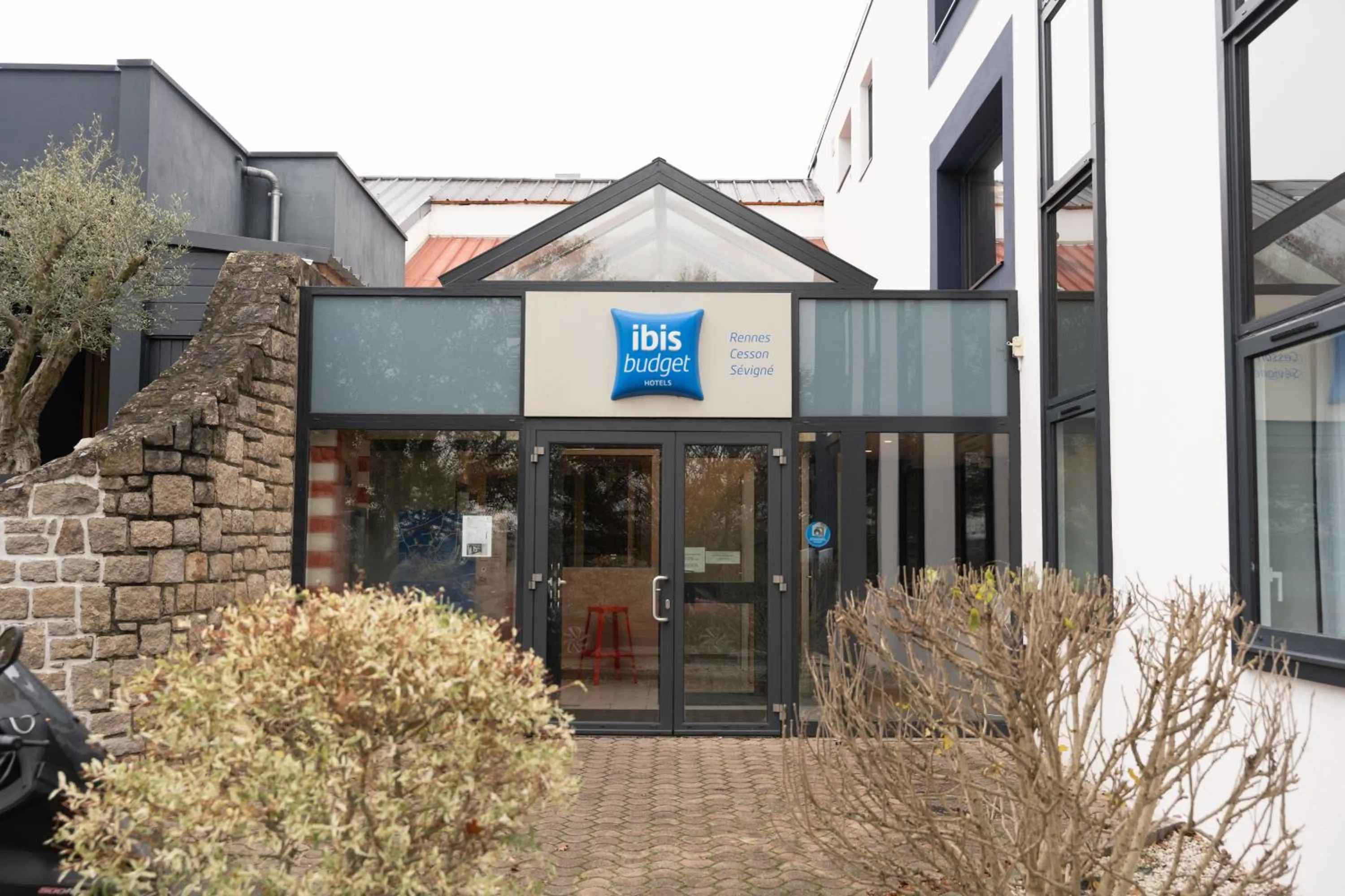 Facade/entrance in Hotel Ibis Budget Rennes Cesson
