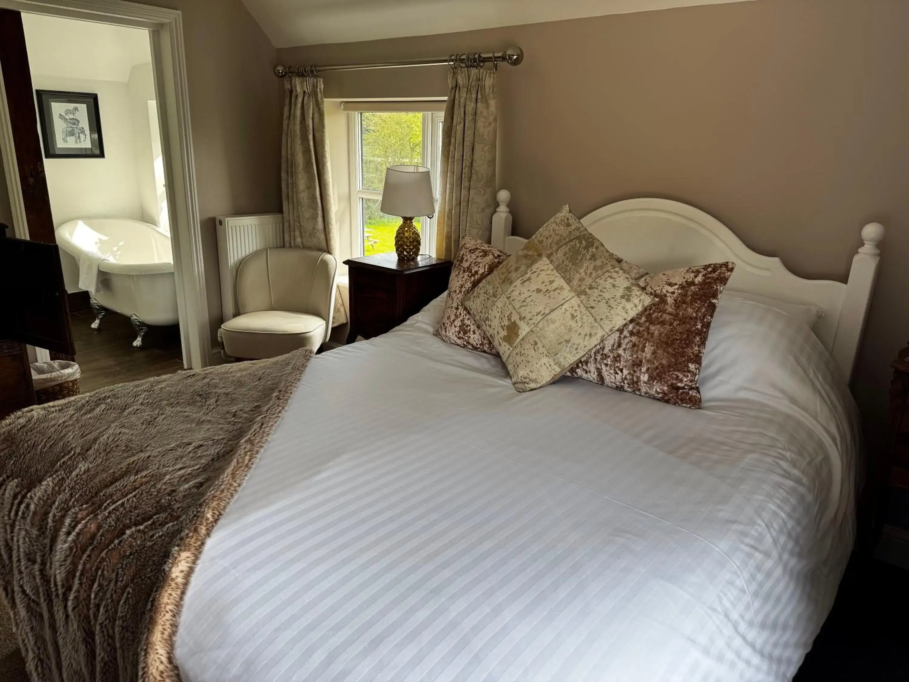 Double Room in The Bowl Inn Double Room in The Bowl Inn