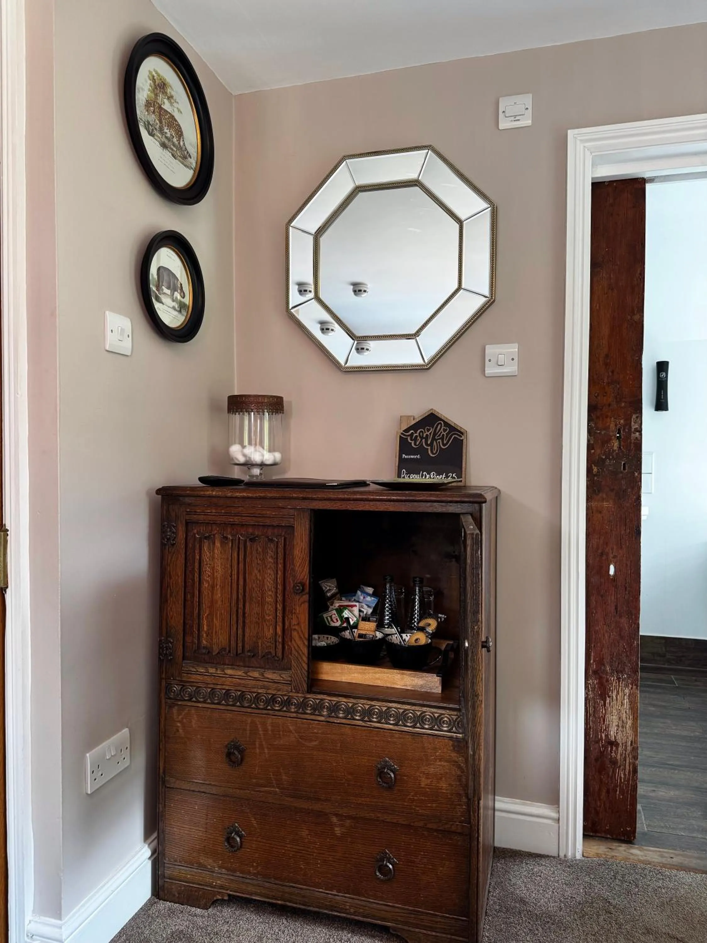 Coffee/tea facilities in The Bowl Inn