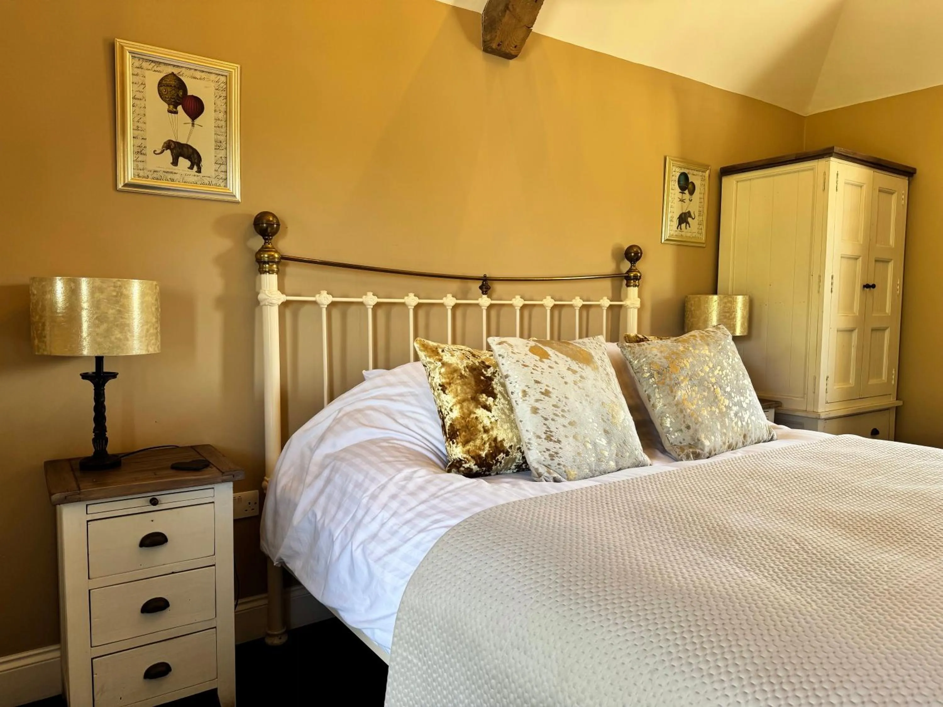 Bedroom, Bed in The Bowl Inn