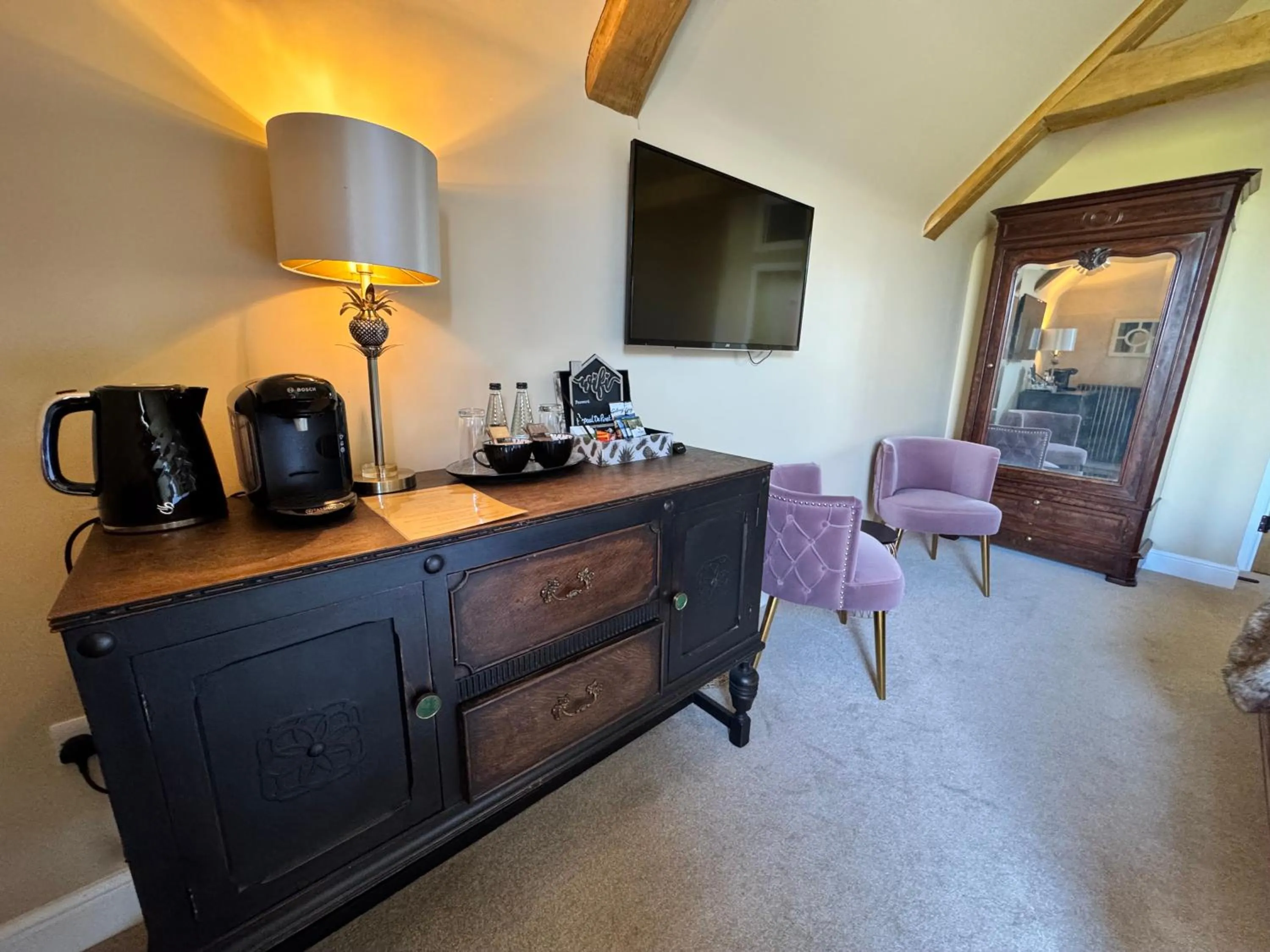 TV and multimedia in The Bowl Inn