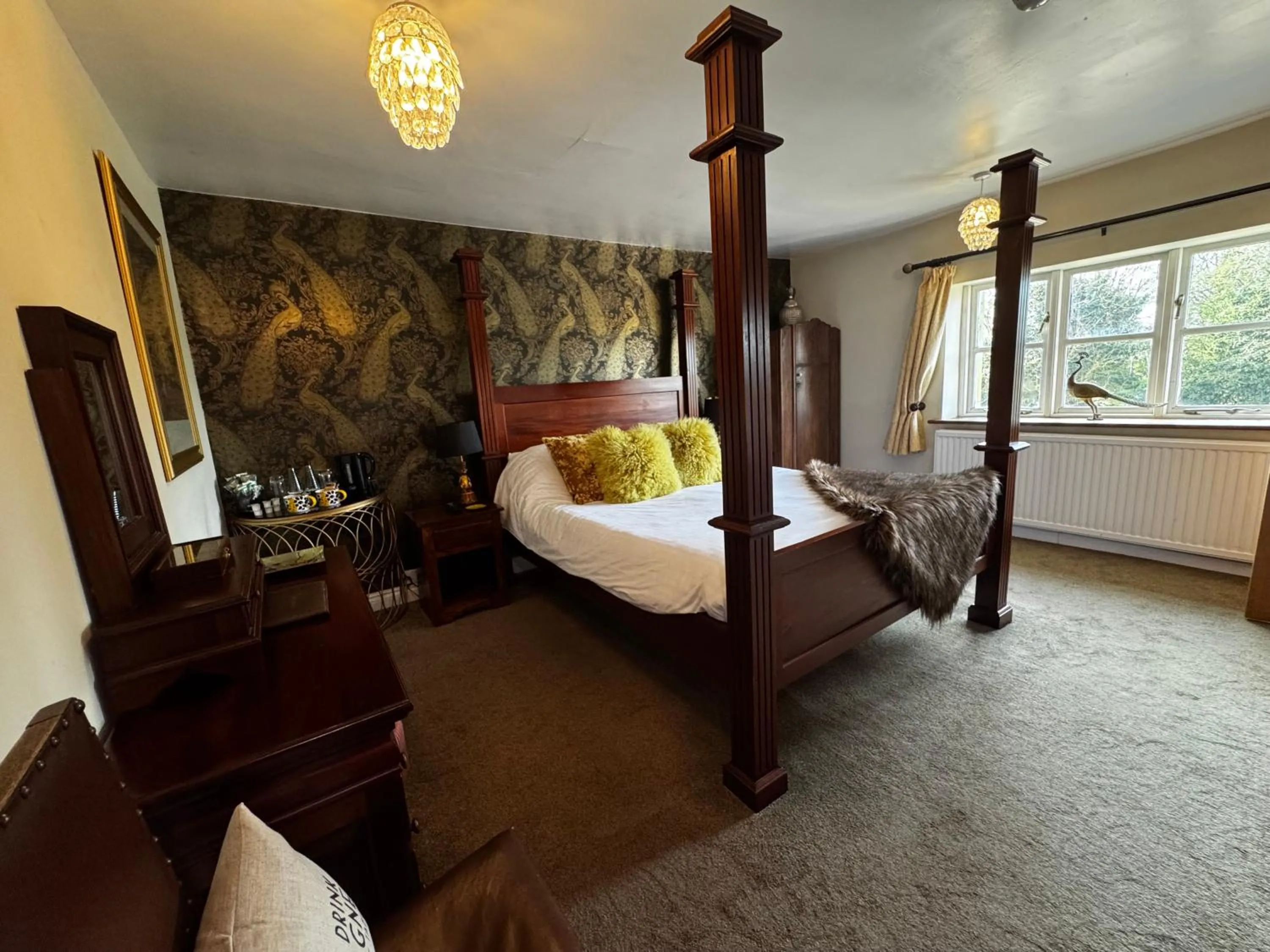 Photo of the whole room, Bed in The Bowl Inn