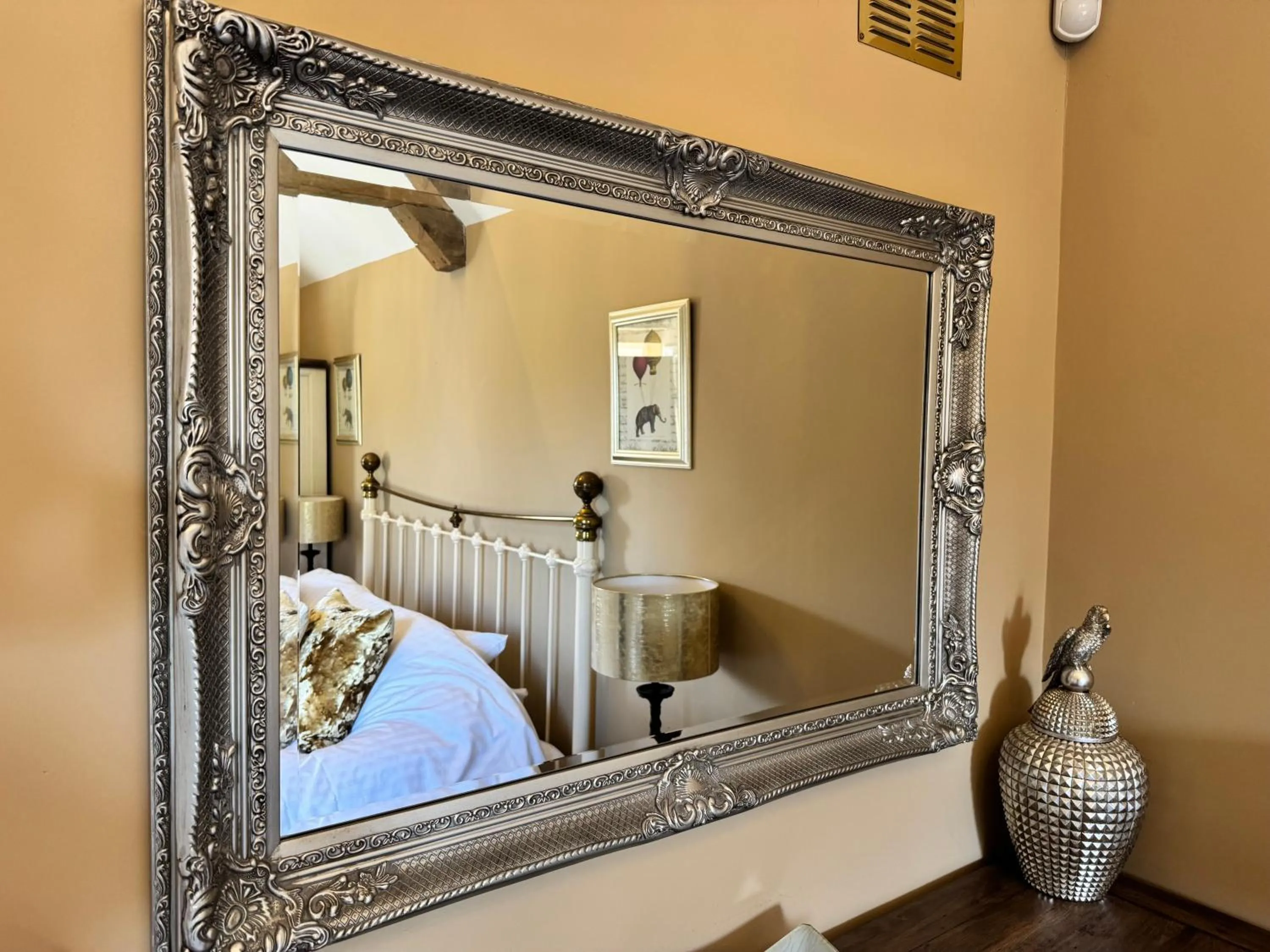 Decorative detail, Bed in The Bowl Inn