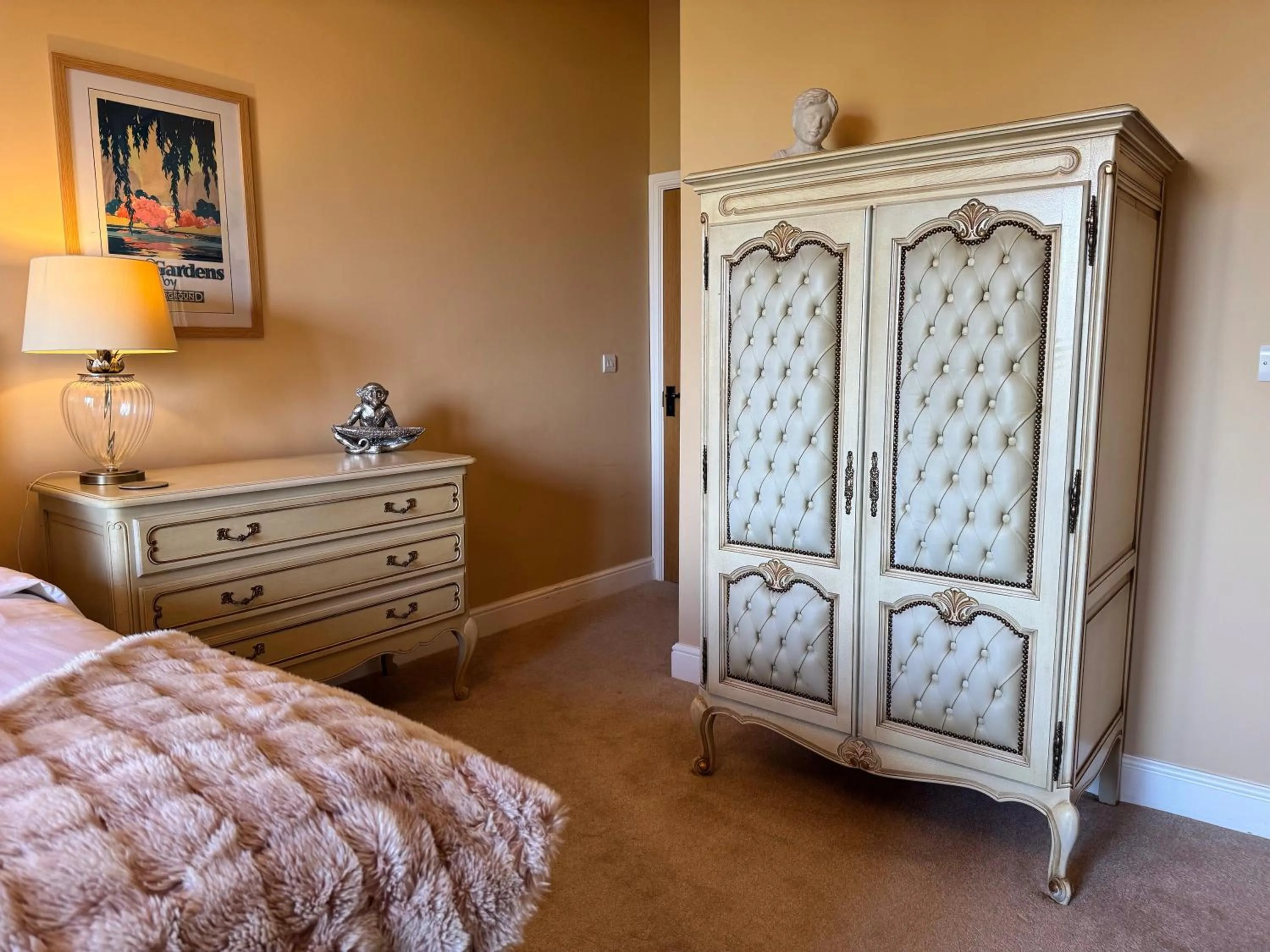 wardrobe, Bed in The Bowl Inn