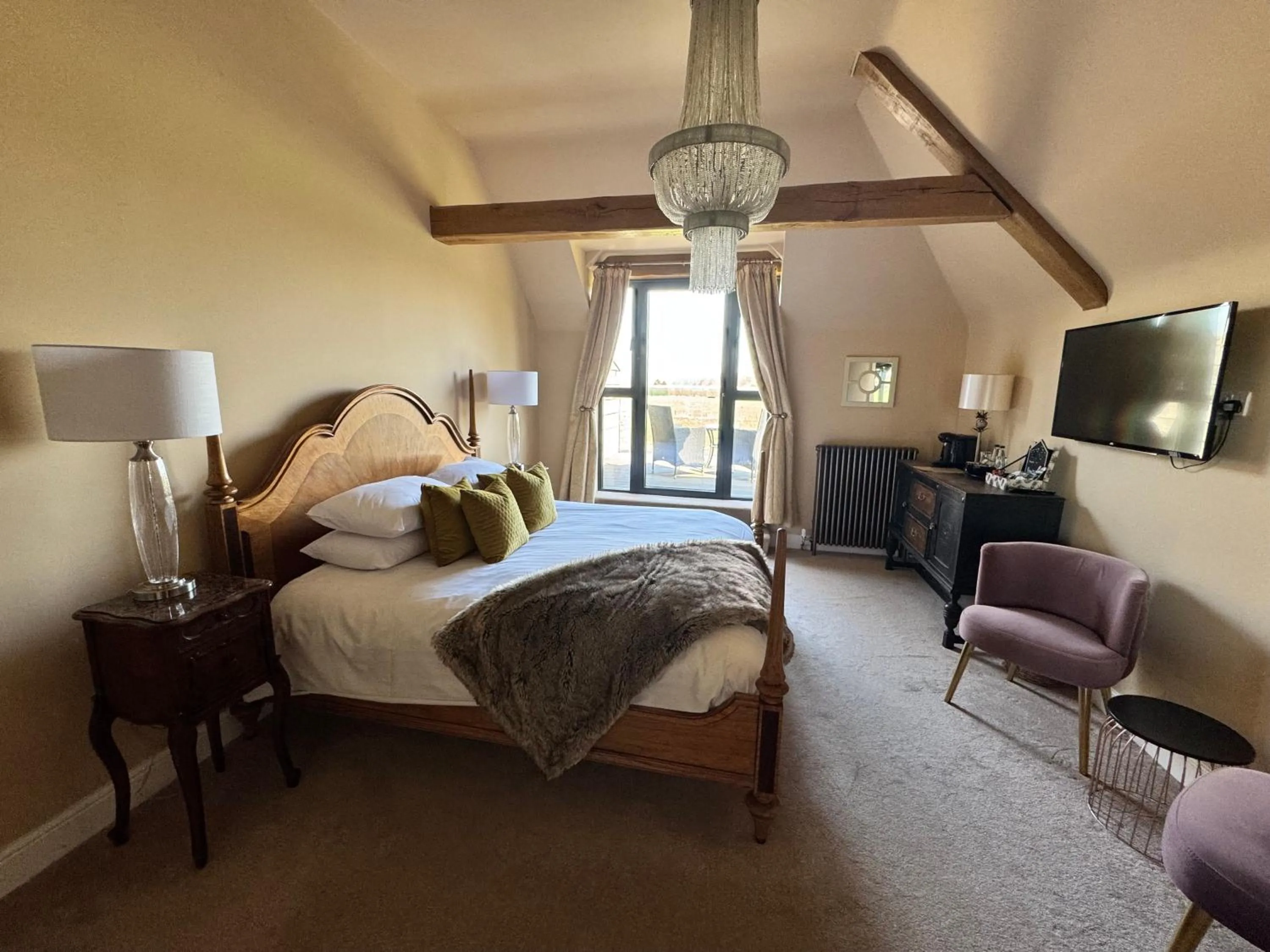 Photo of the whole room, Bed in The Bowl Inn