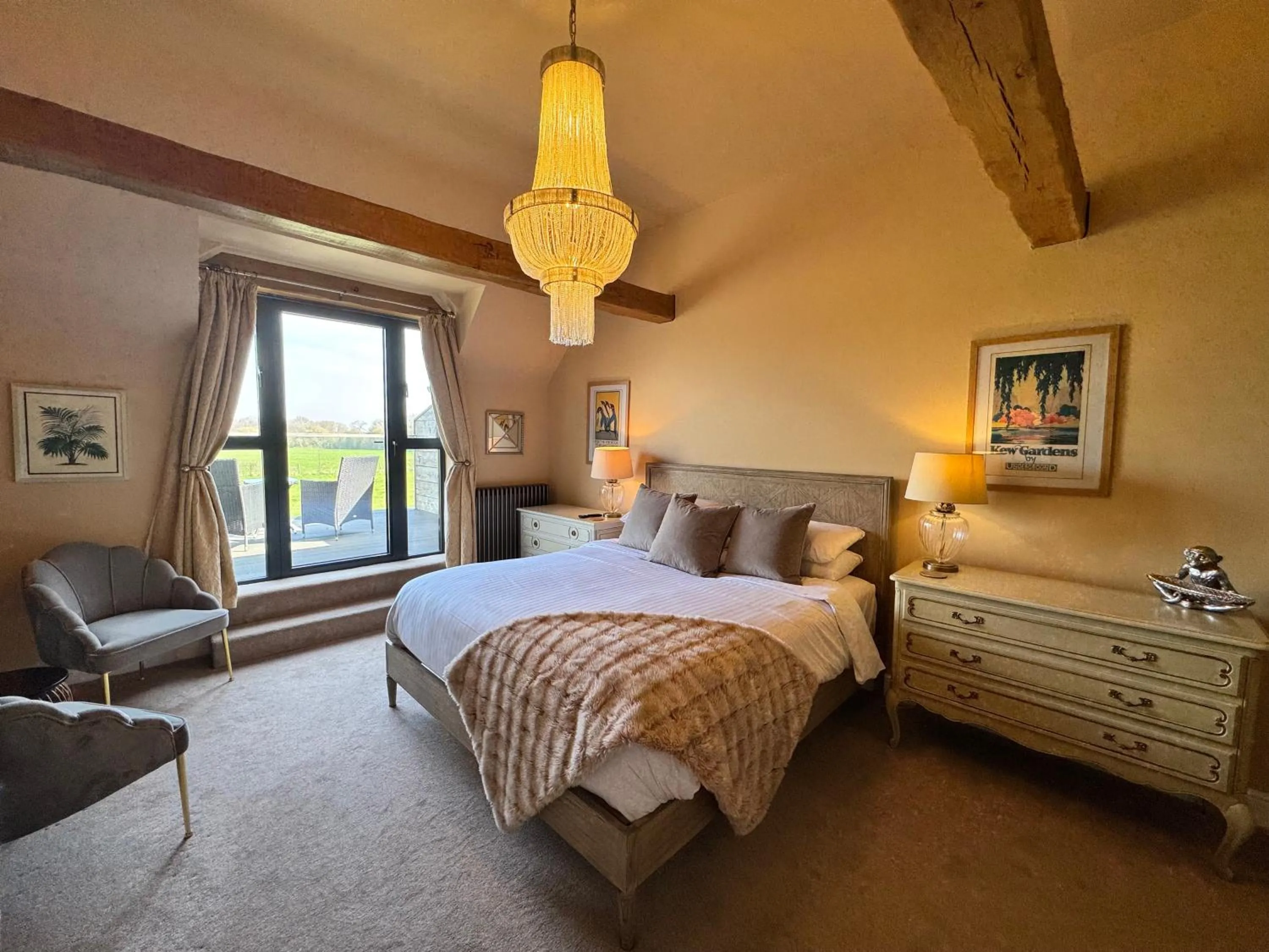 Photo of the whole room, Bed in The Bowl Inn