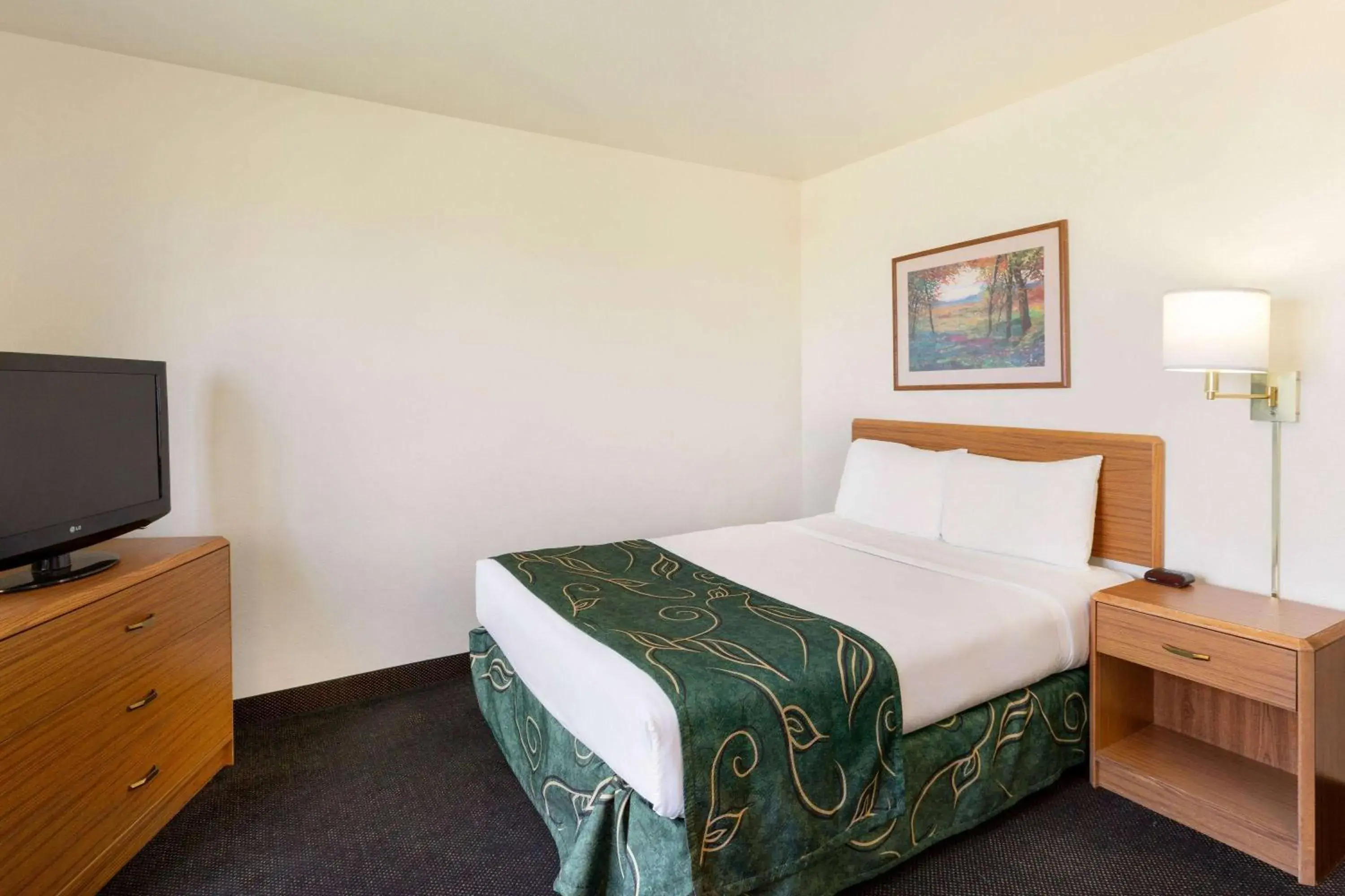 Photo of the whole room, Bed in Travelodge by Wyndham Sharon Springs Photo of the whole room, Bed in Travelodge by Wyndham Sharon Springs