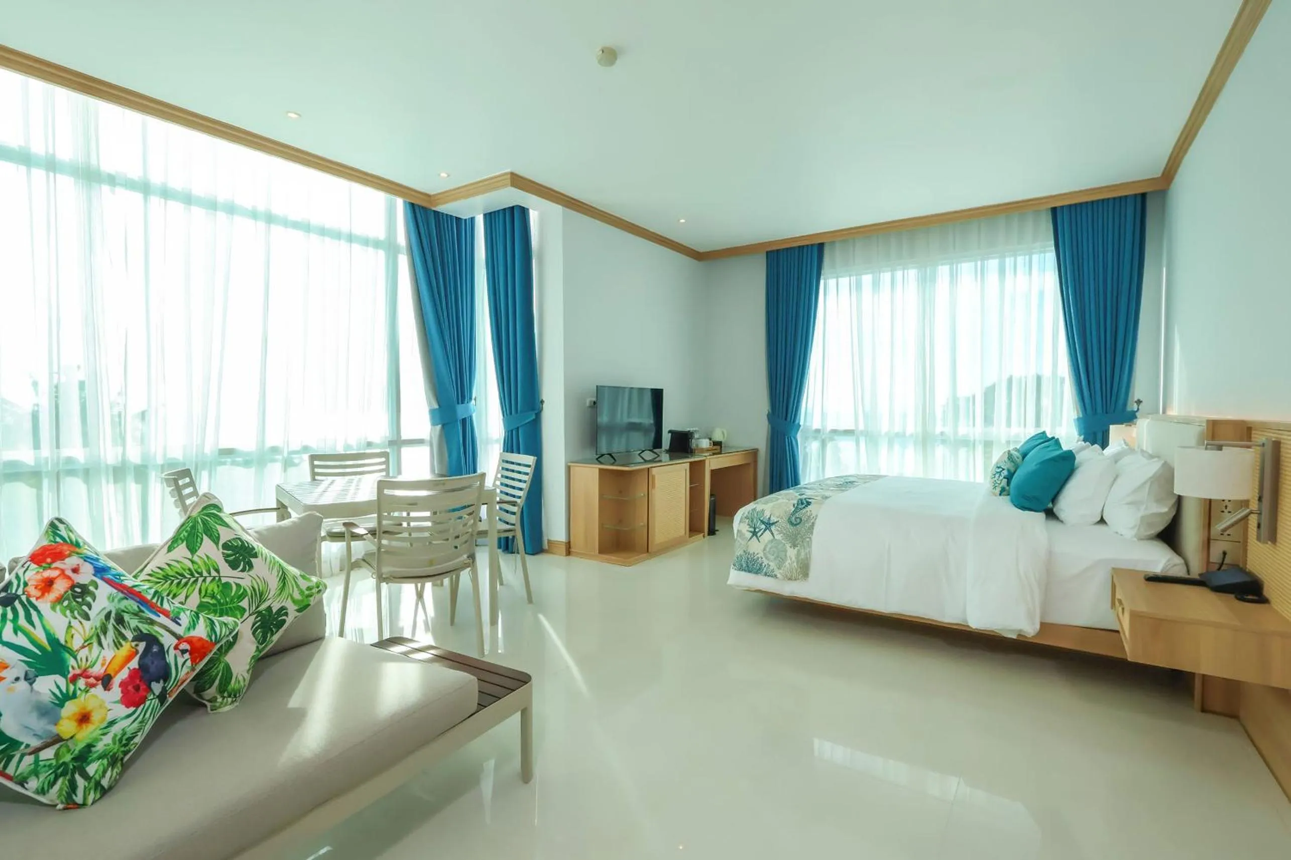 Property building, Bed in Independence Hotel Resort & Spa