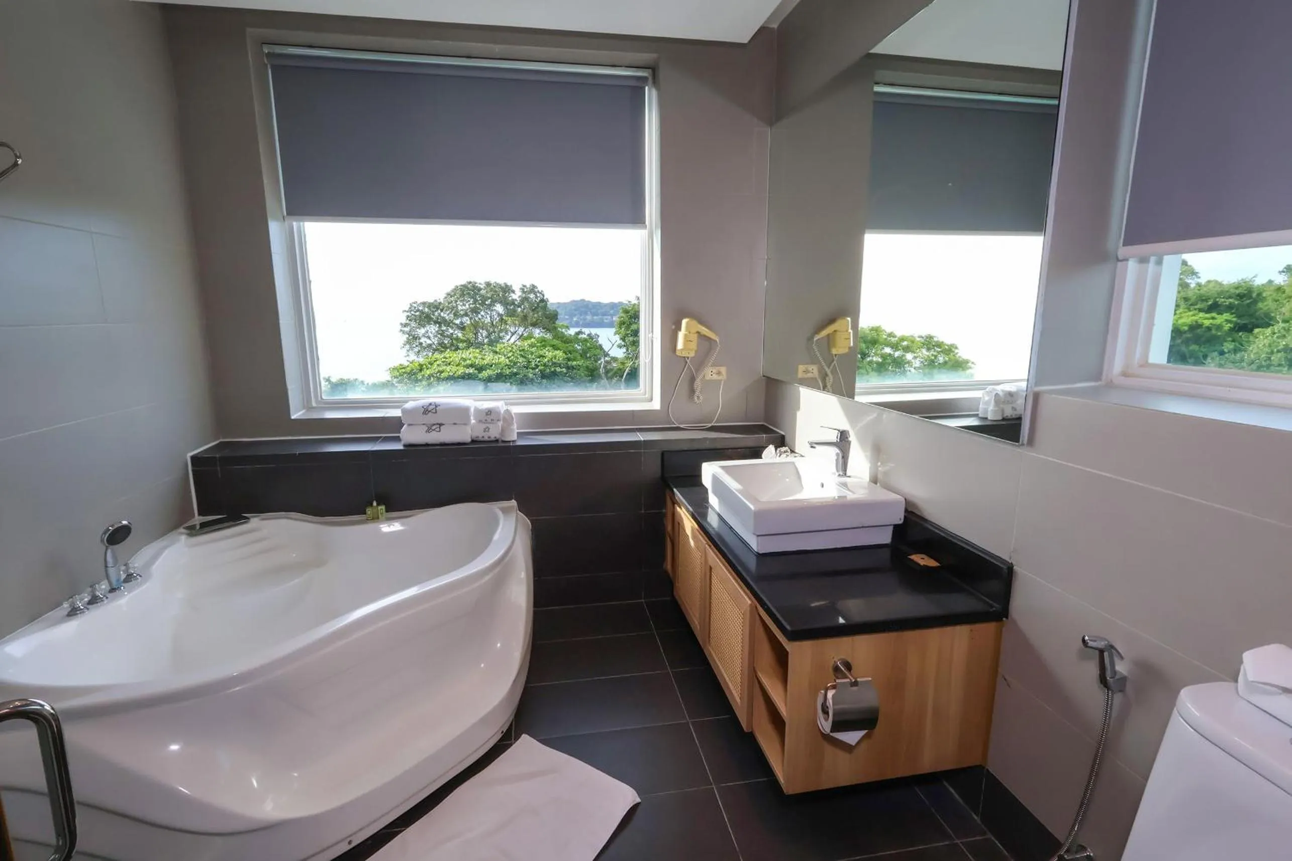 Bath in Independence Hotel Resort & Spa