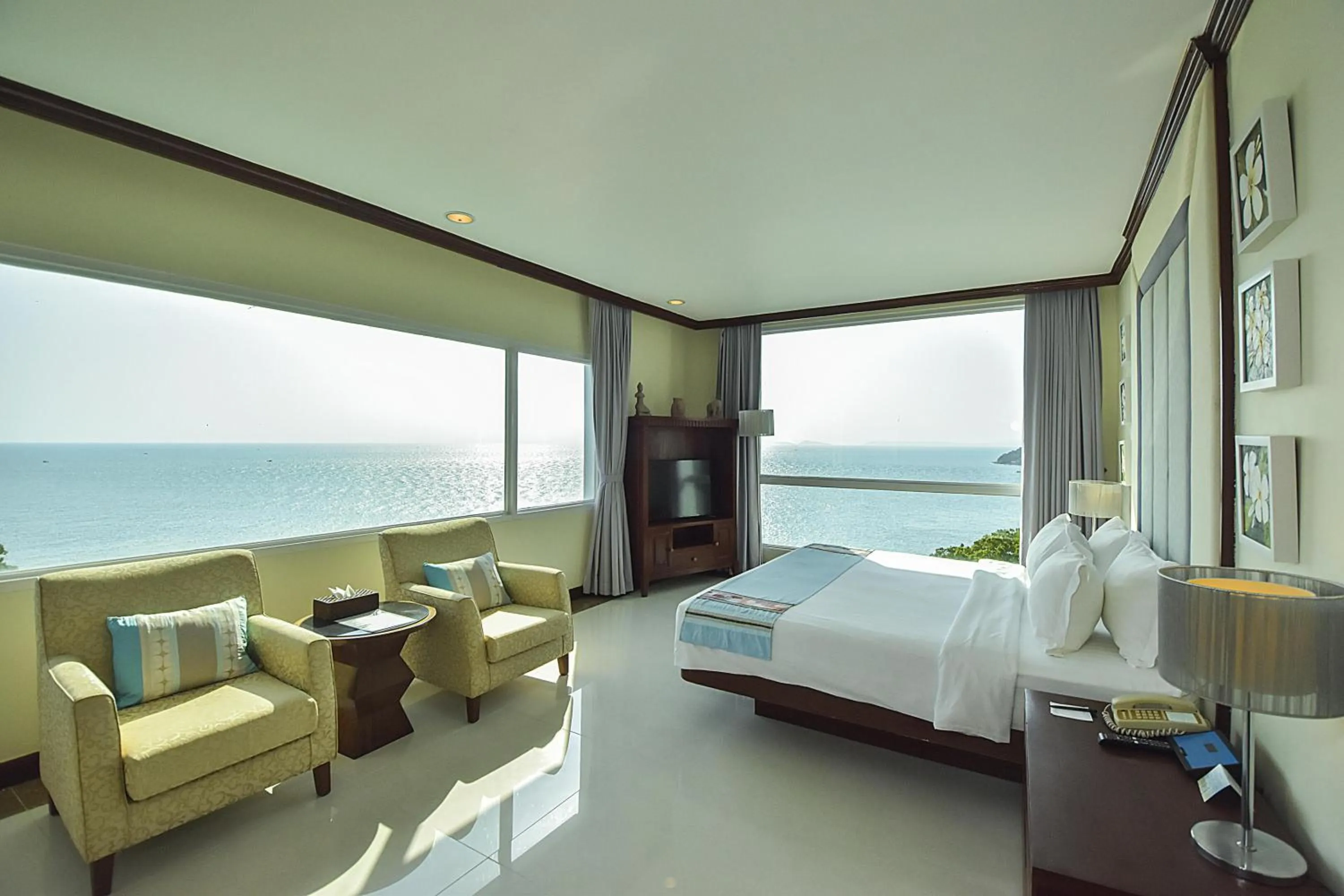 Bed in Independence Hotel Resort & Spa