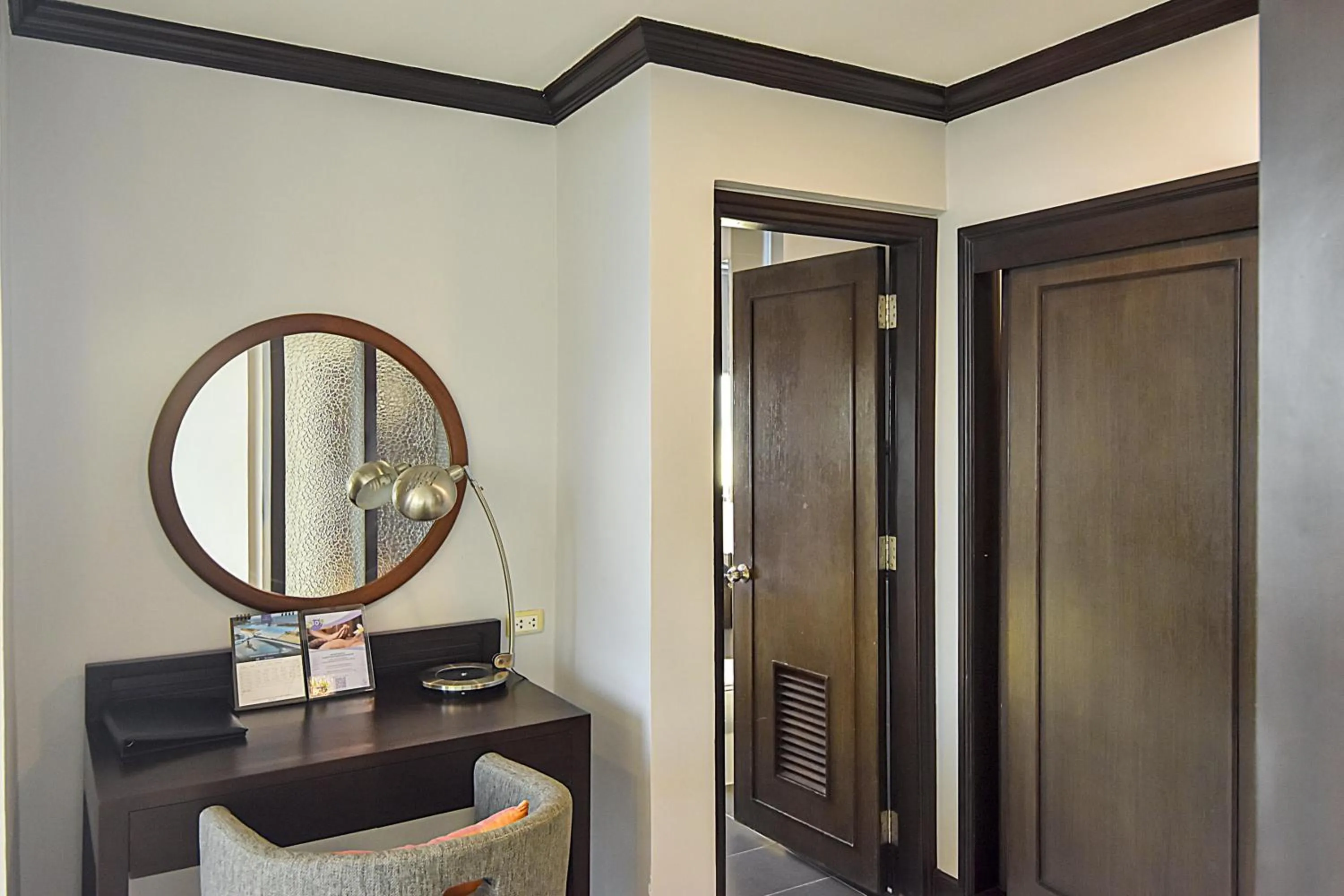 wardrobe in Independence Hotel Resort & Spa