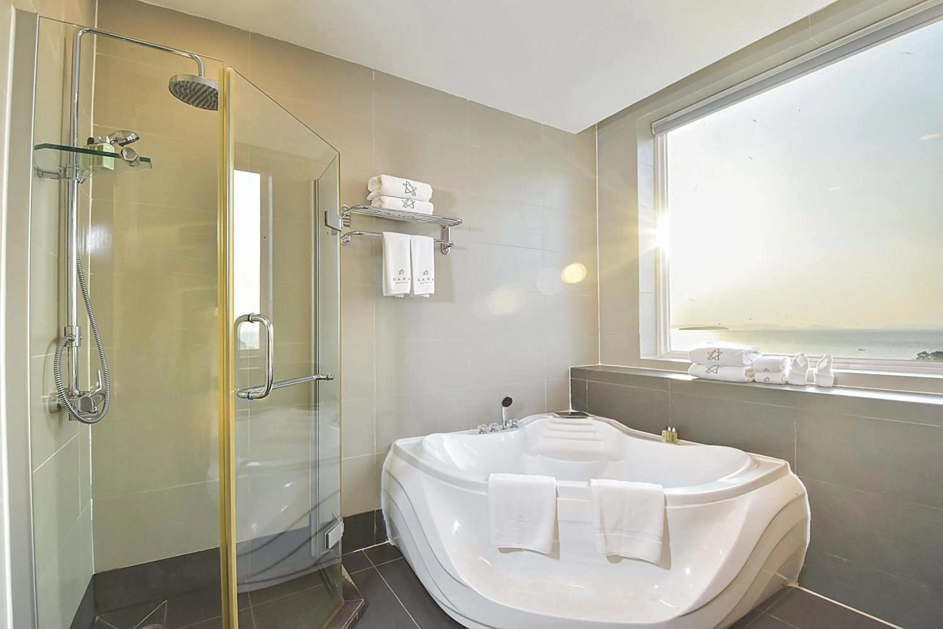 Shower in Independence Hotel Resort & Spa