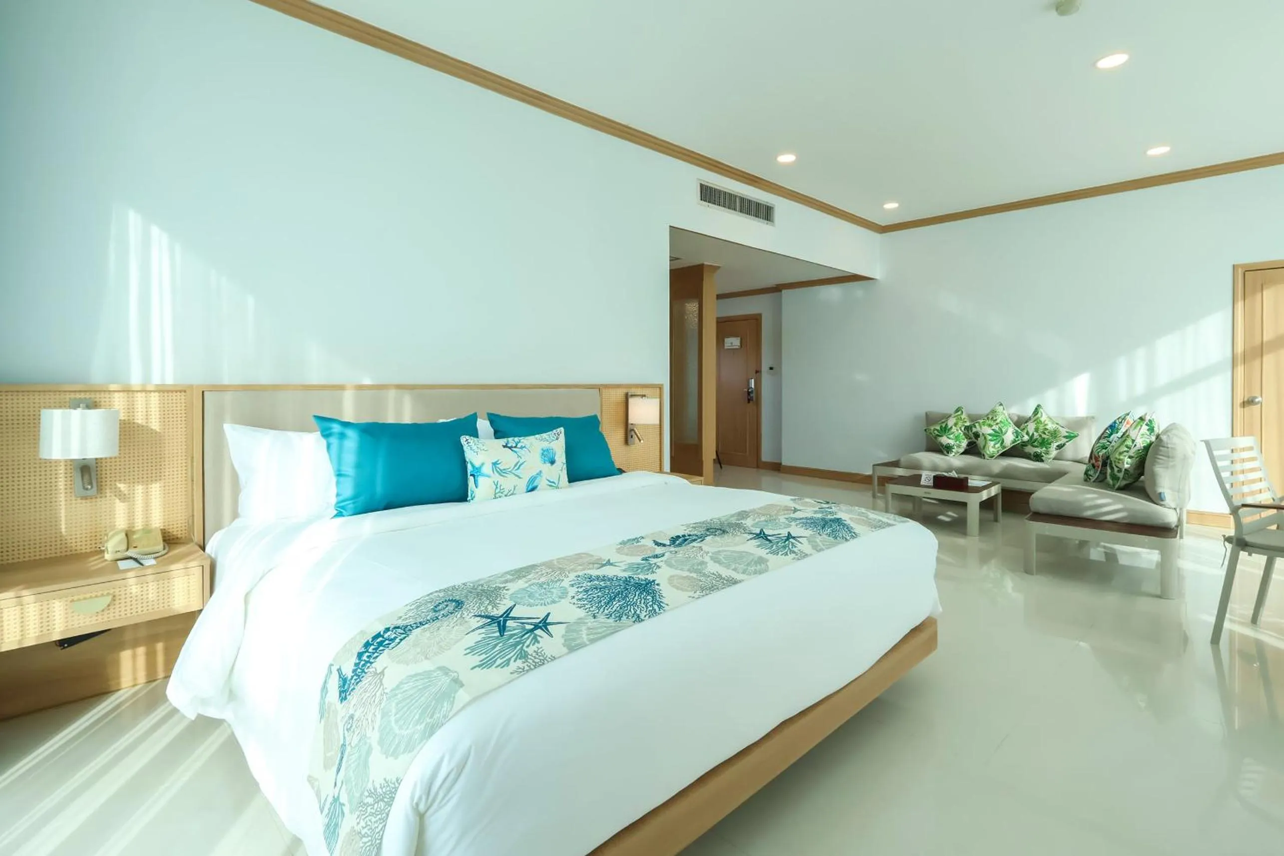 Property building, Bed in Independence Hotel Resort & Spa