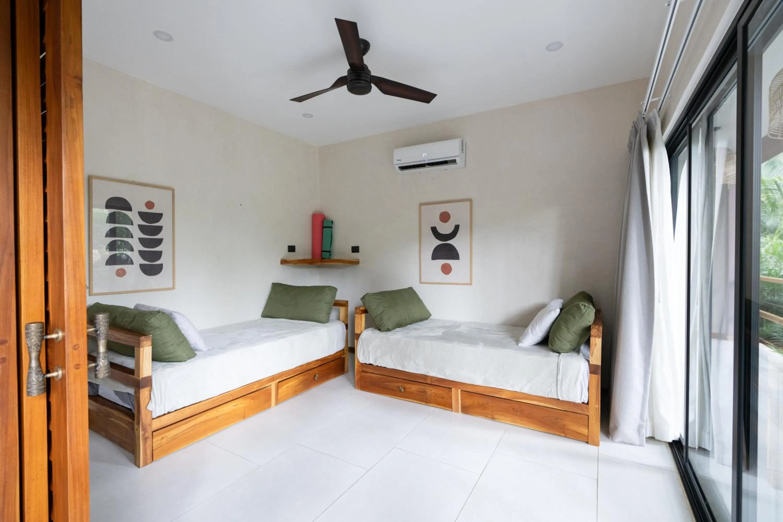 Photo of the whole room, Bed in Ohana Villas