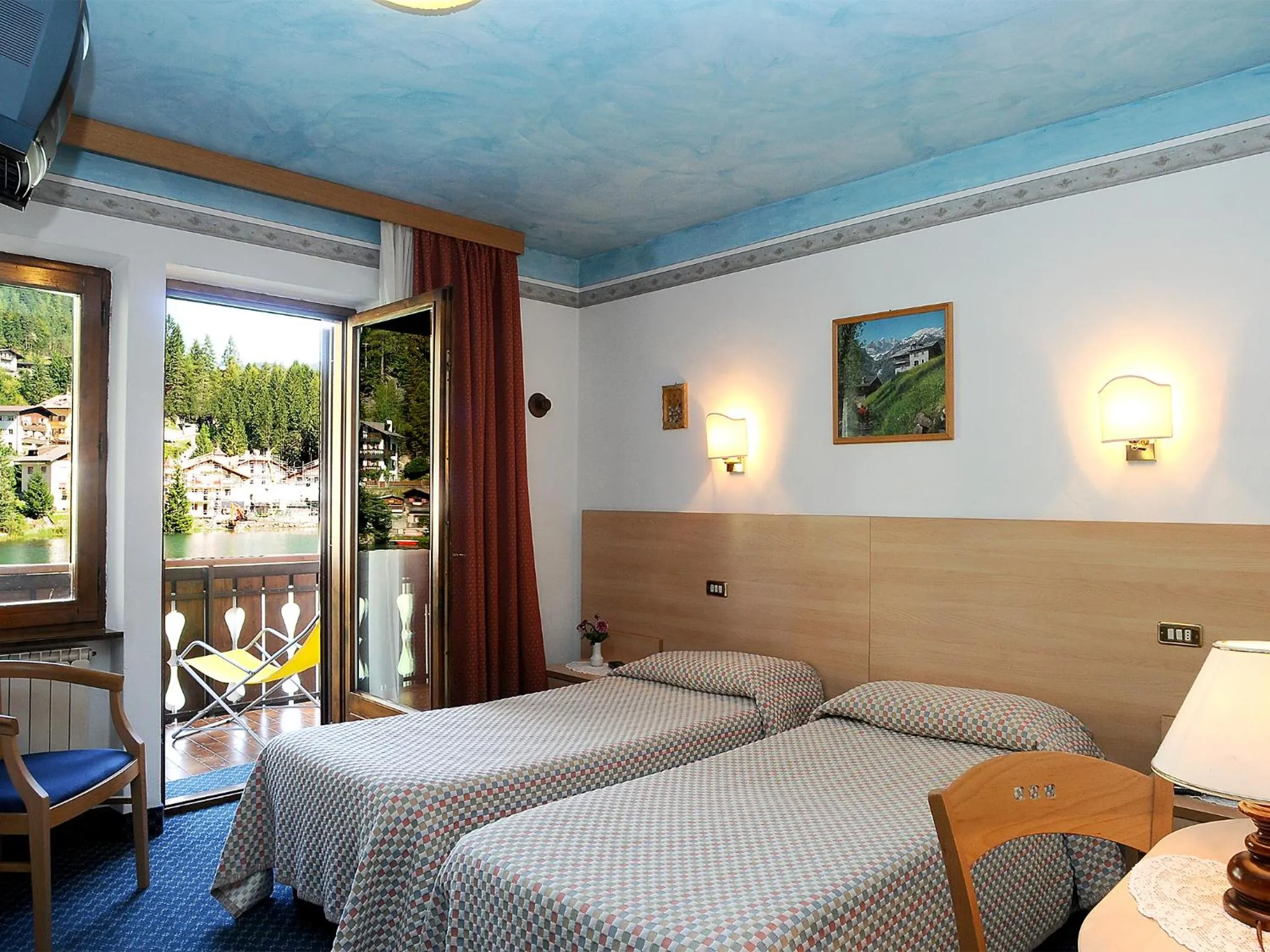 Lake view, Bed in Hotel Adriana