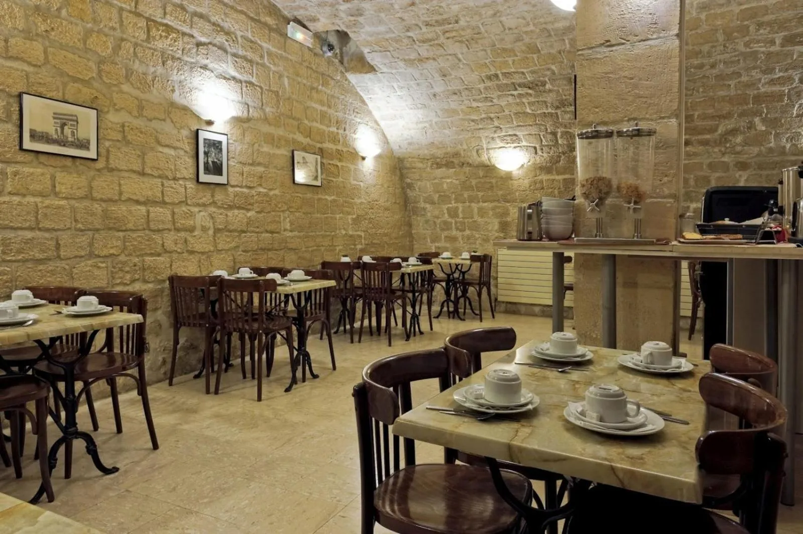 Restaurant/places to eat in Hotel Americain