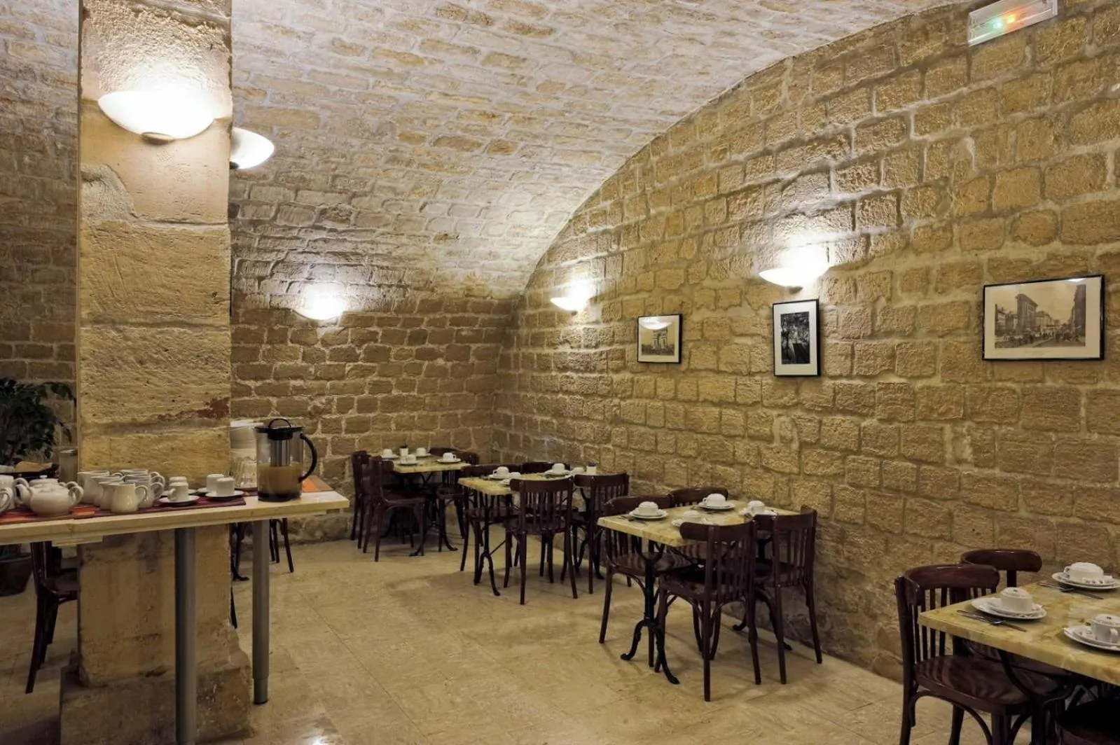 Restaurant/places to eat in Hotel Americain