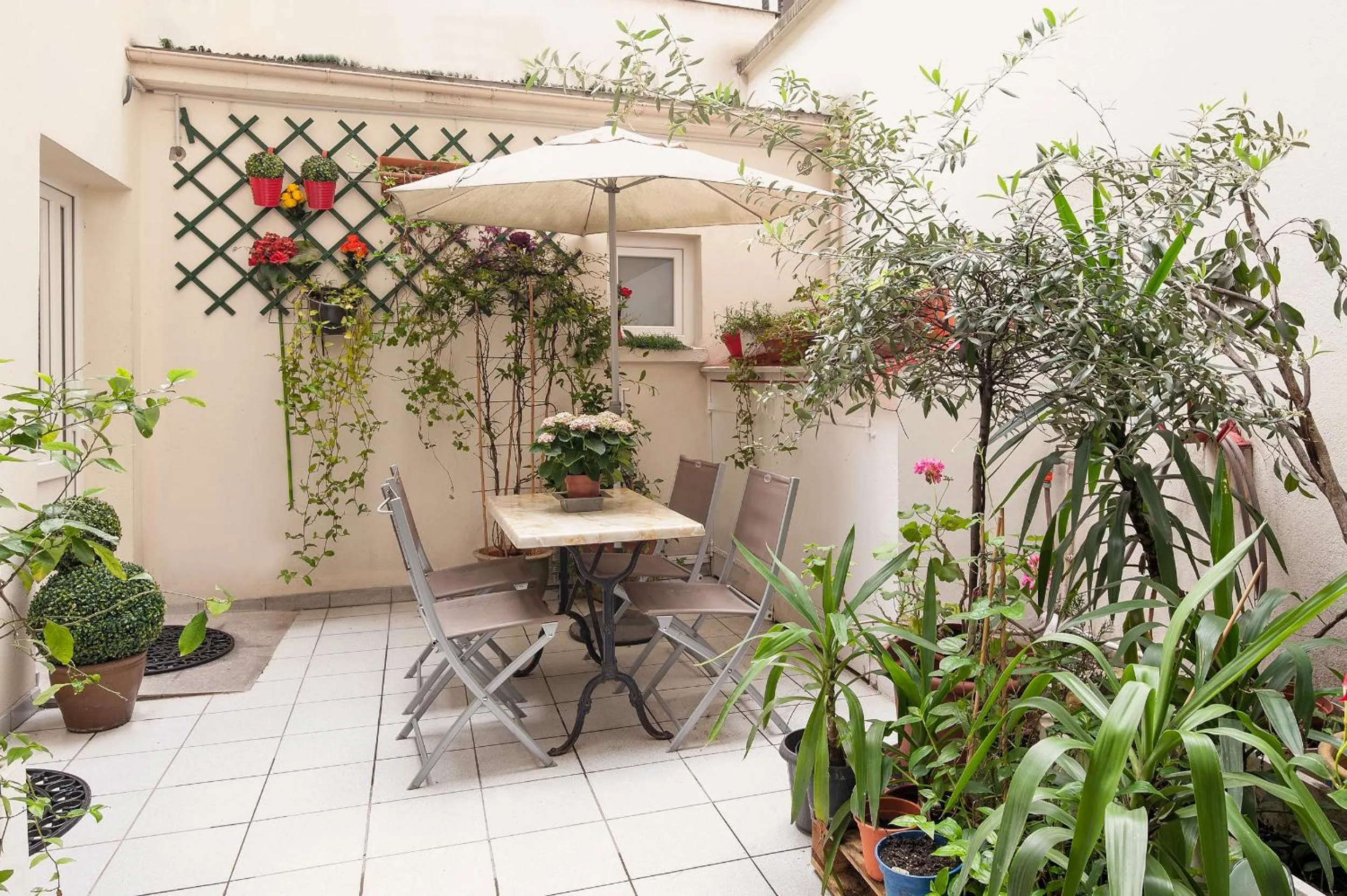 Patio in Hotel Americain