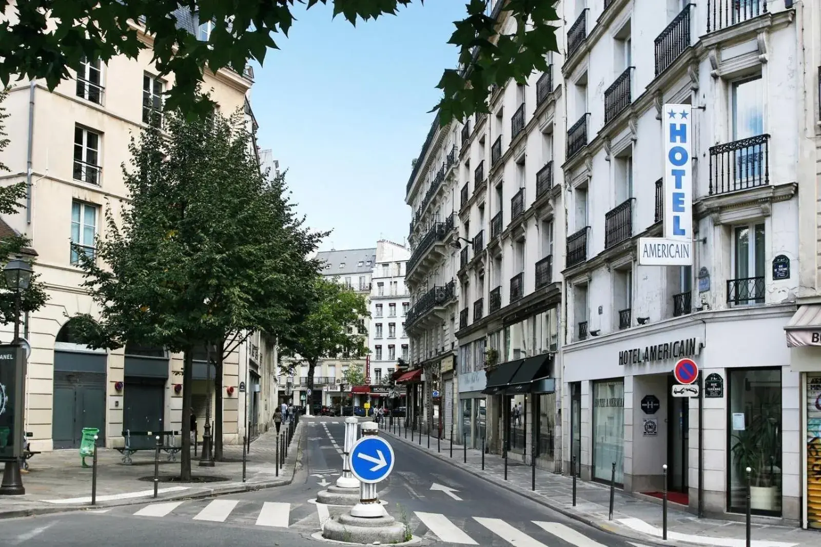 Facade/entrance in Hotel Americain Facade/entrance in Hotel Americain