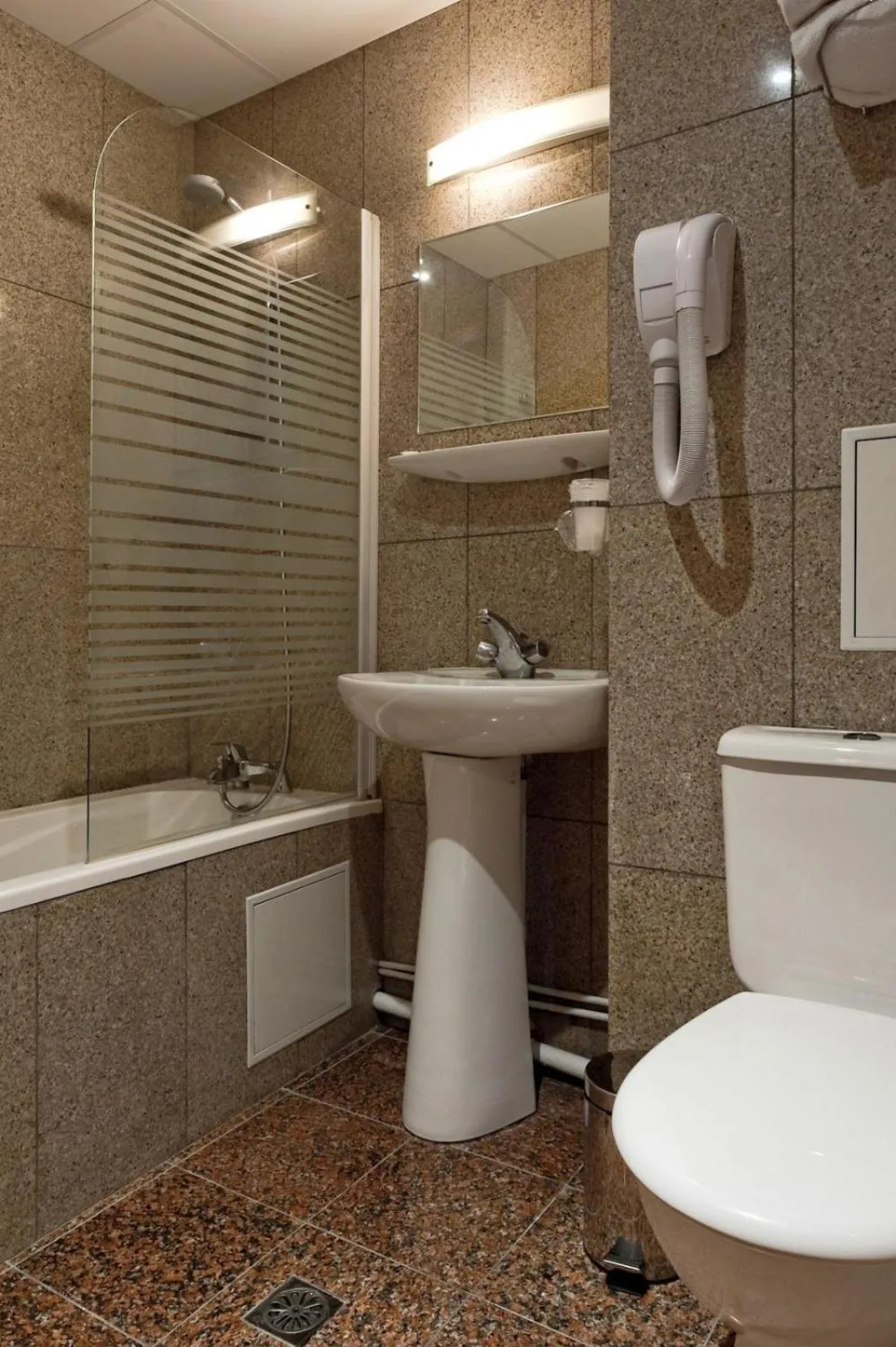 Bathroom in Hotel Americain