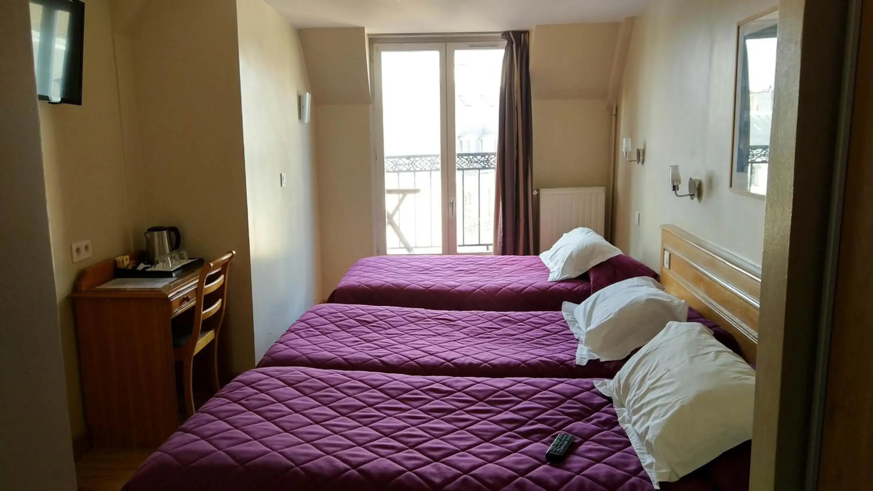 Coffee/tea facilities, Bed in Hotel Americain Coffee/tea facilities, Bed in Hotel Americain