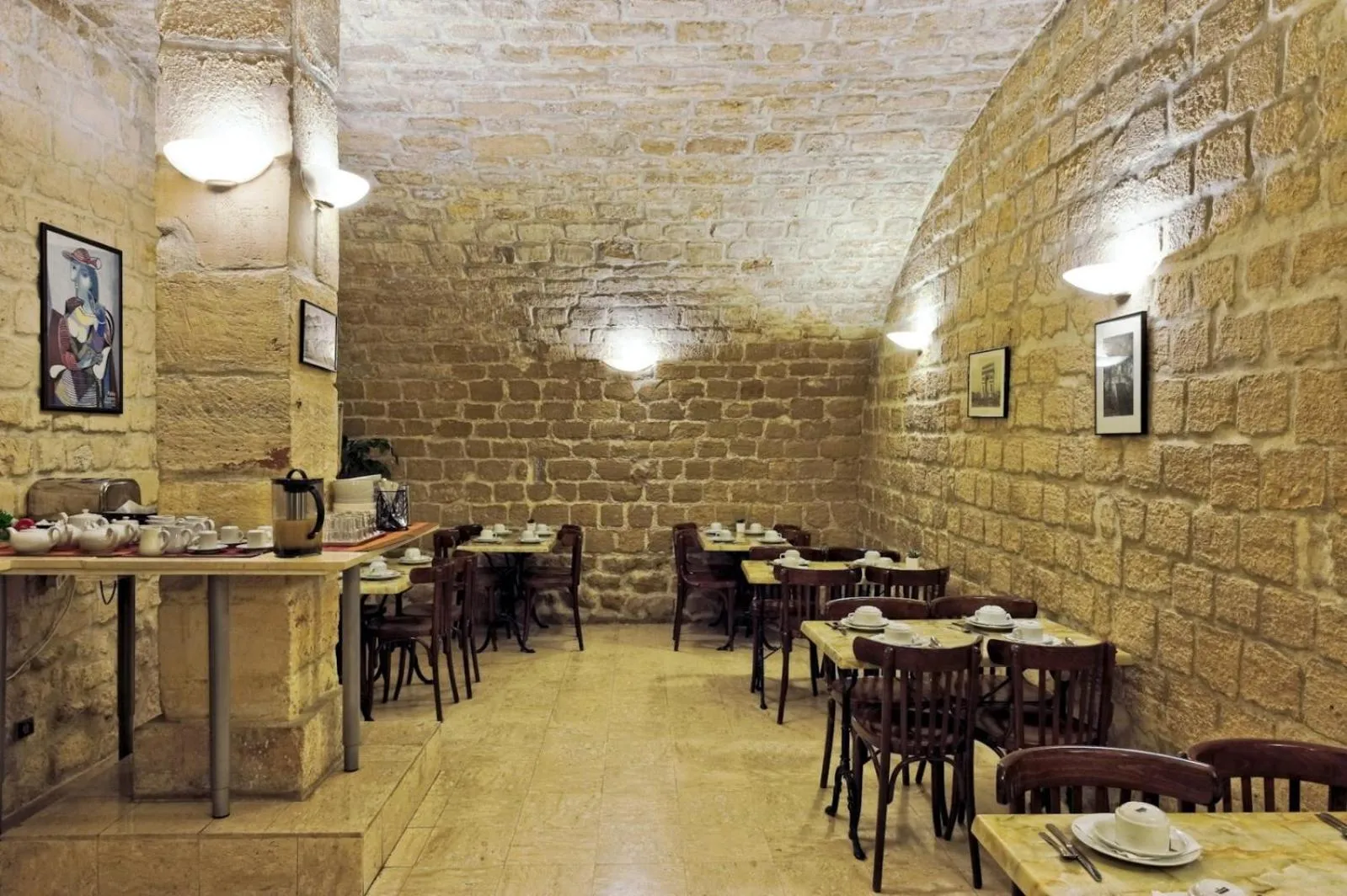 Restaurant/places to eat in Hotel Americain