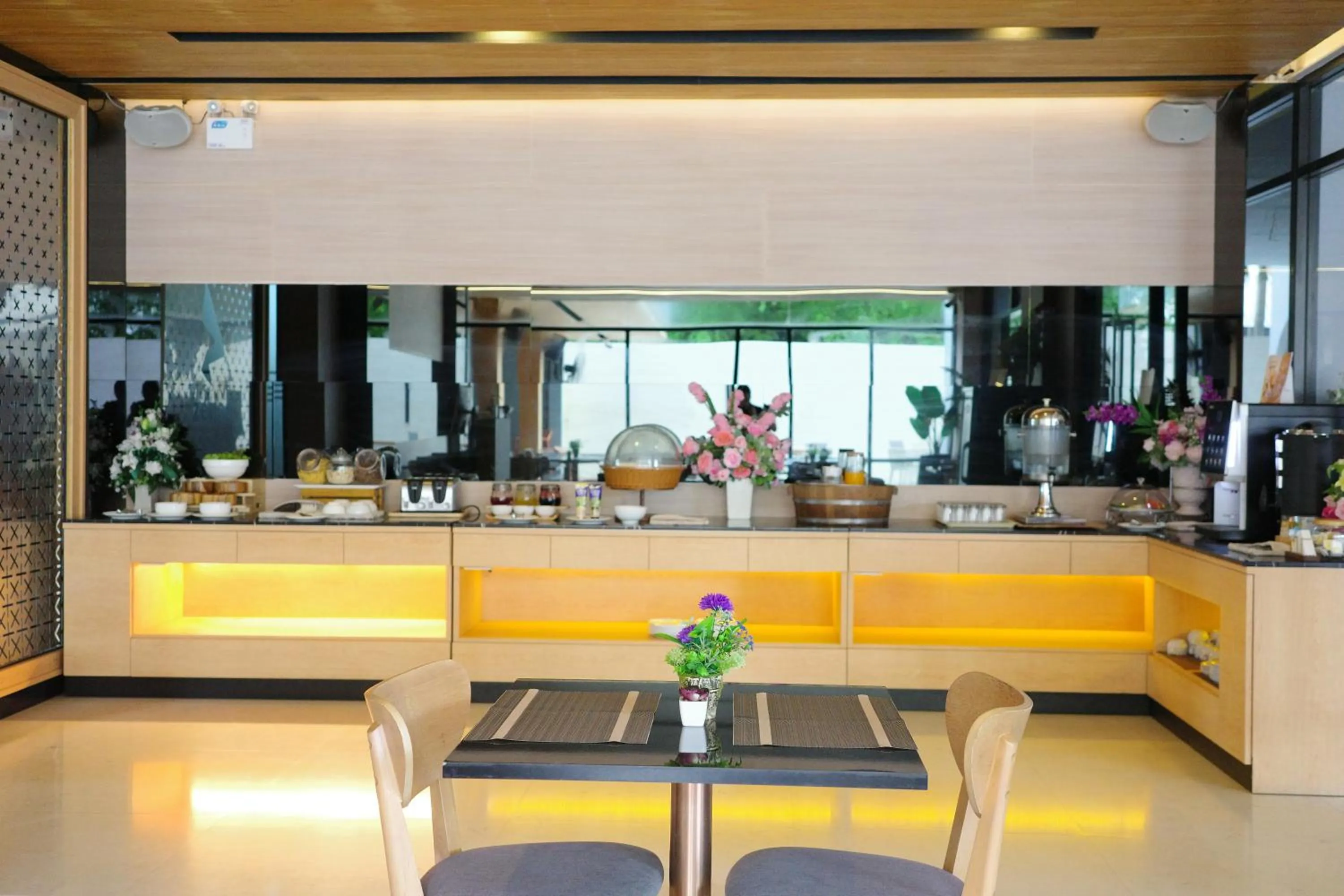 Restaurant/places to eat in The Zense Boutique Hotel