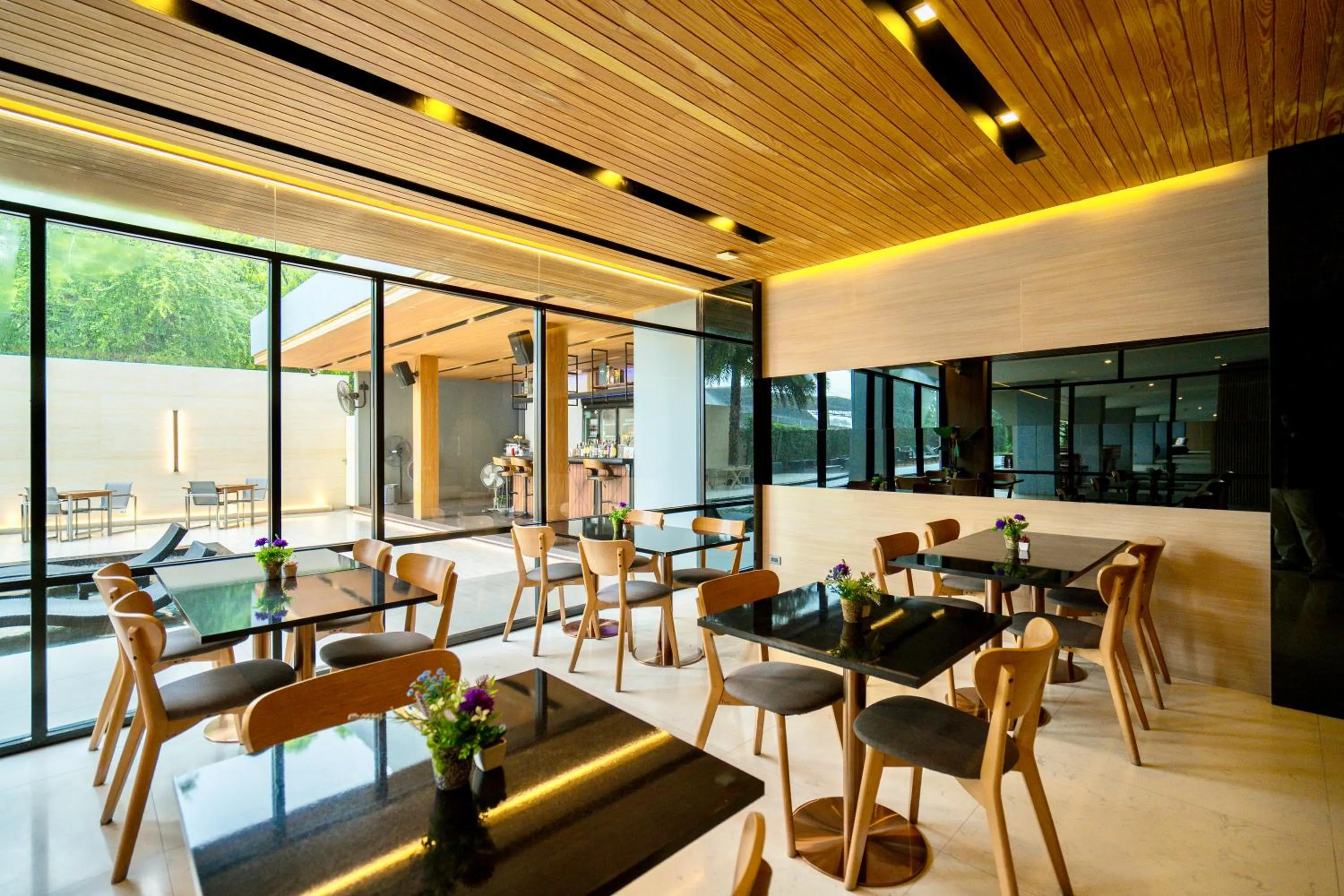 Restaurant/places to eat in The Zense Boutique Hotel