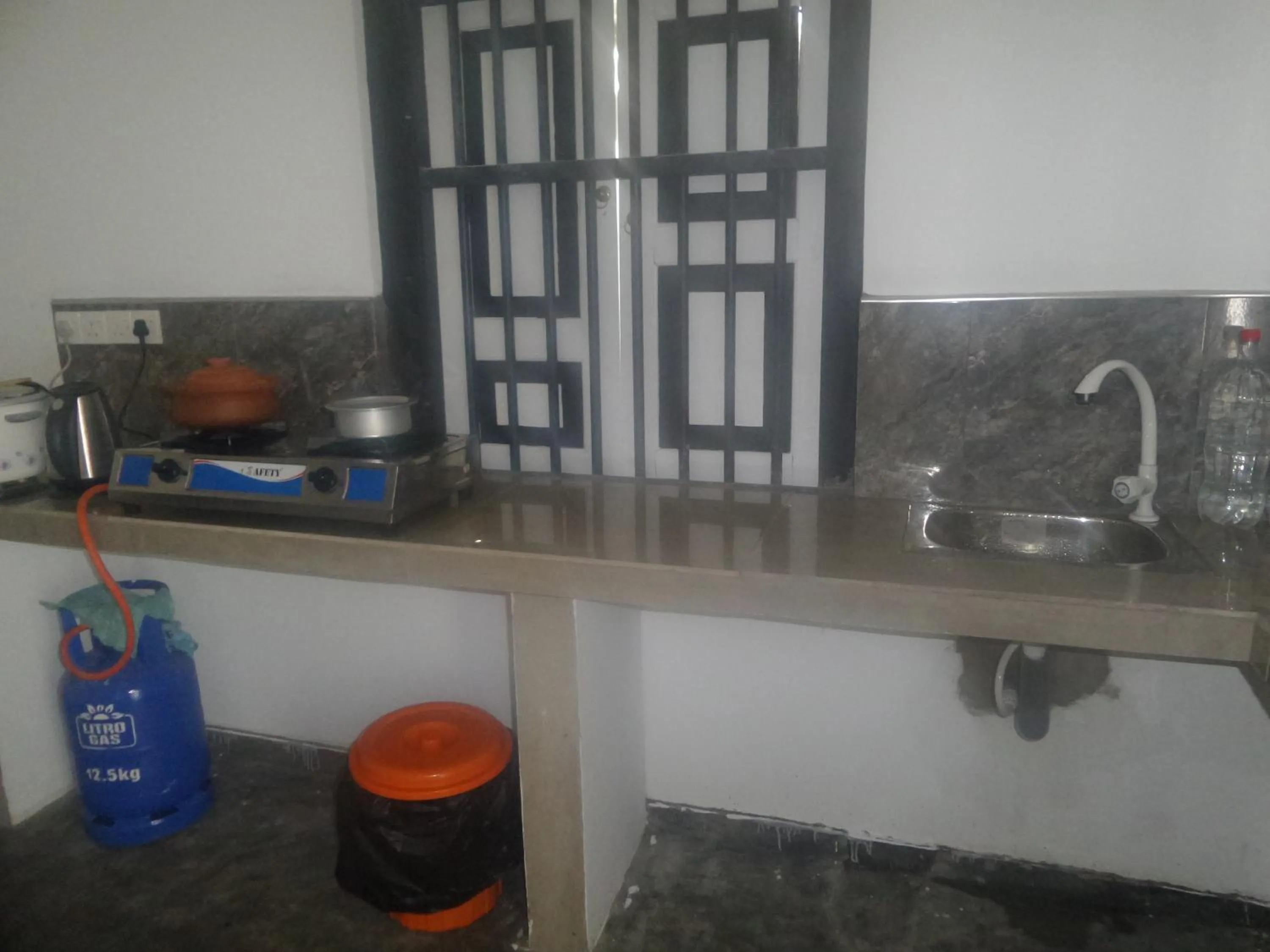 Communal kitchen in Coralworld Hotel