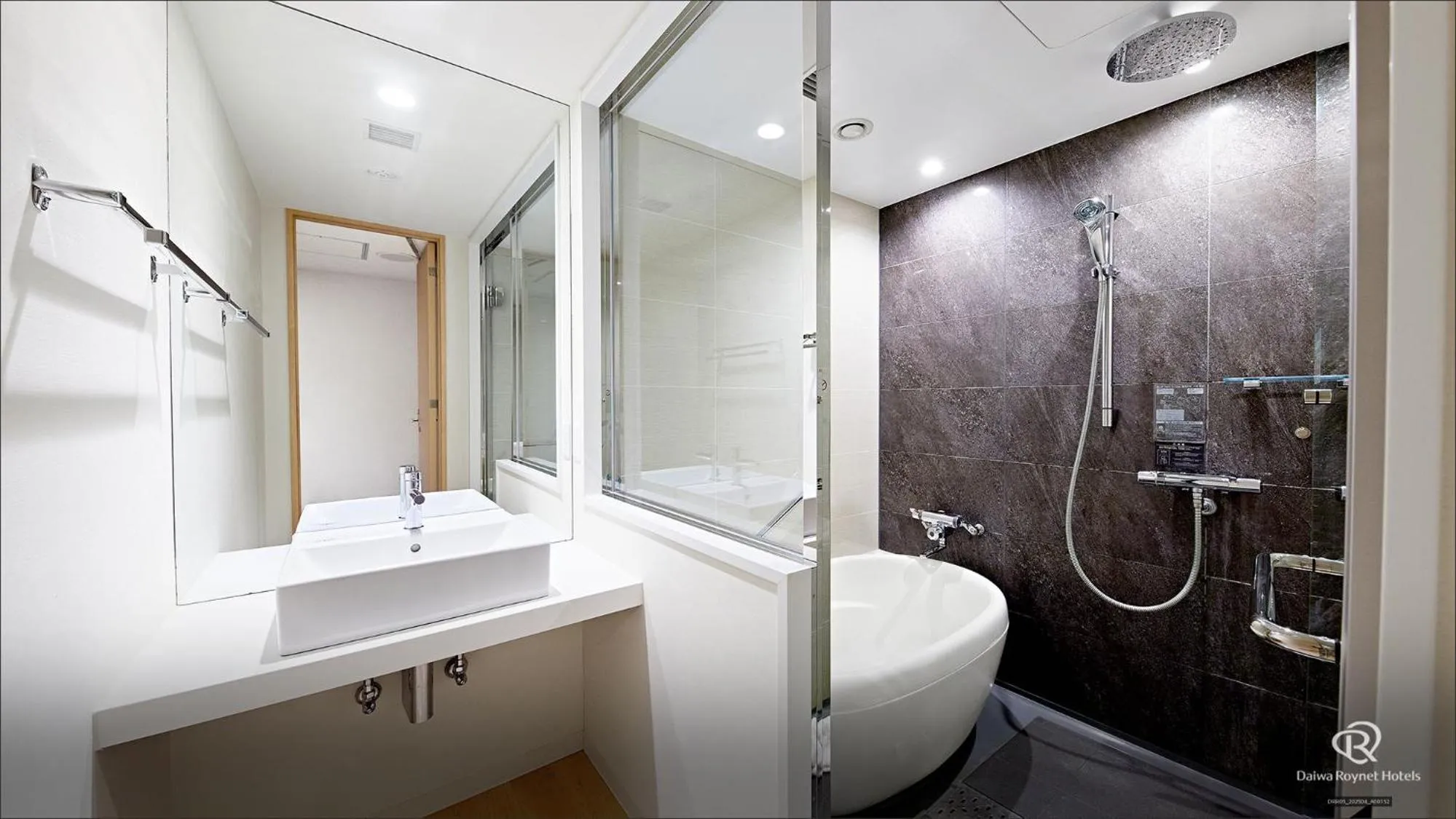 Shower in Daiwa Roynet Hotel Kyoto Ekimae PREMIER