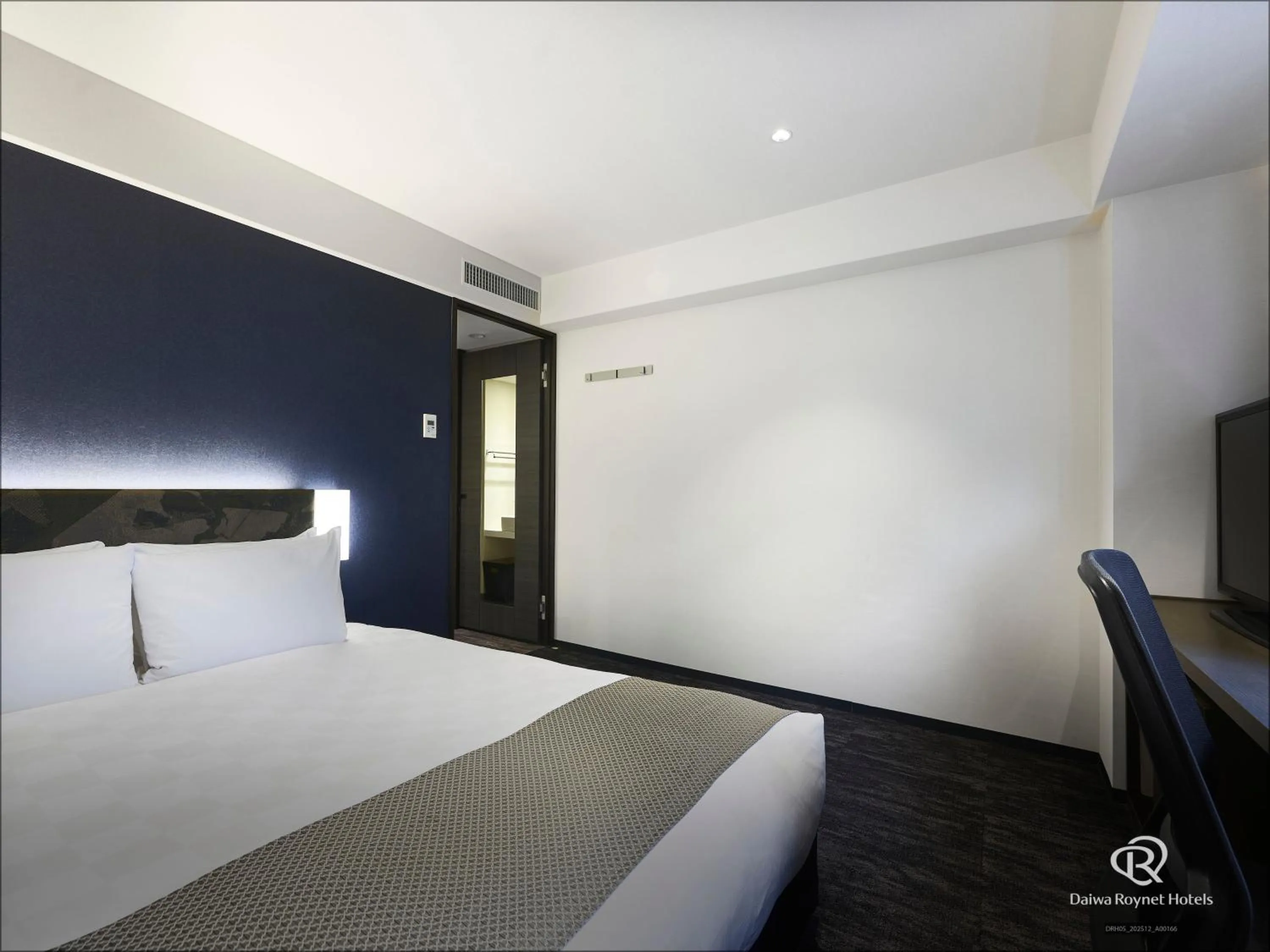 Bed in Daiwa Roynet Hotel Kyoto Ekimae PREMIER