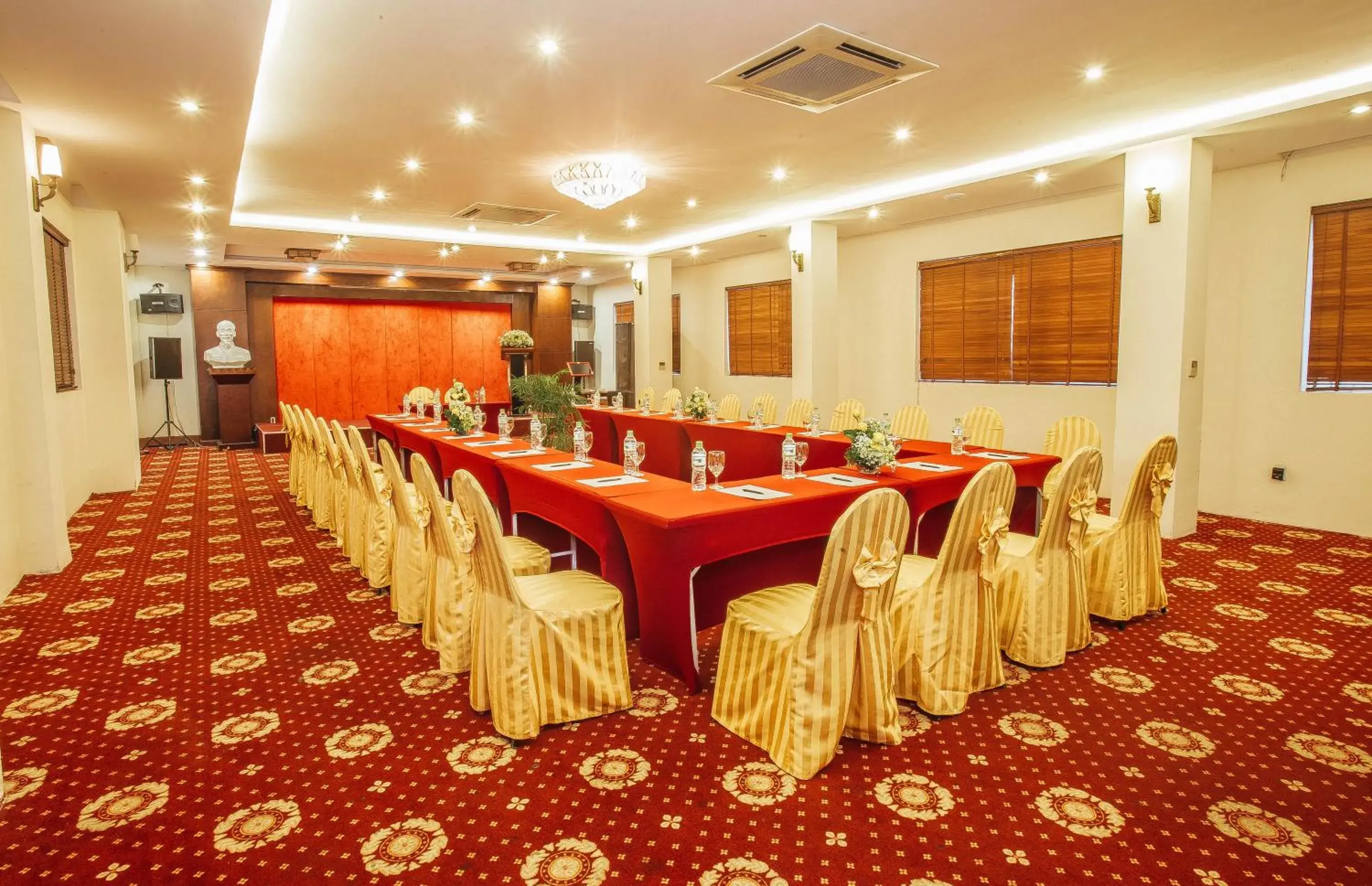 Restaurant/places to eat in Muong Thanh Vinh Hotel Restaurant/places to eat in Muong Thanh Vinh Hotel