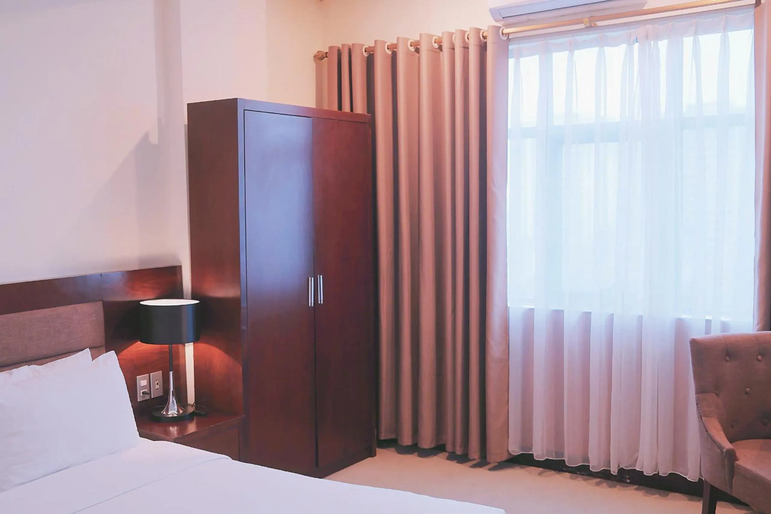Bedroom, Bed in Muong Thanh Vinh Hotel