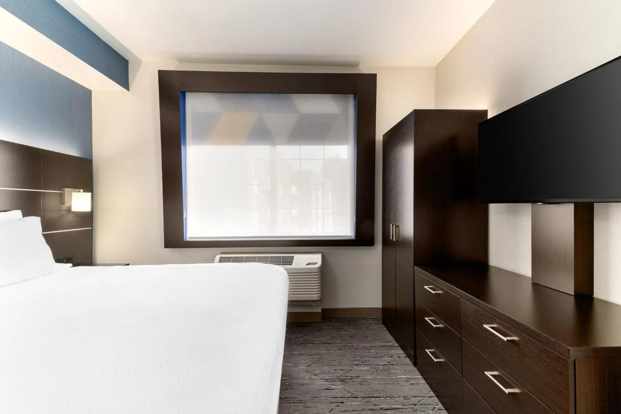Photo of the whole room, Bed in Holiday Inn Express Hotel & Suites Eugene Downtown - University by IHG