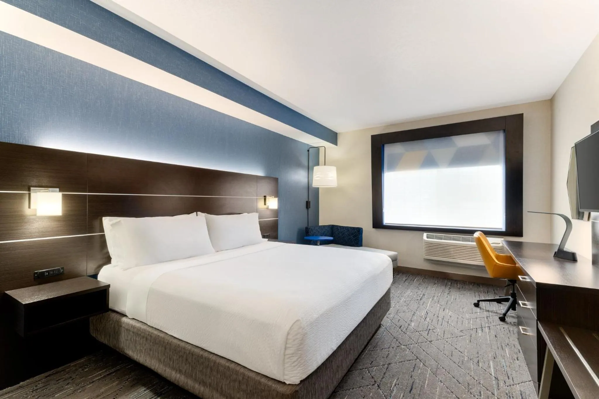 Photo of the whole room, Bed in Holiday Inn Express Hotel & Suites Eugene Downtown - University by IHG