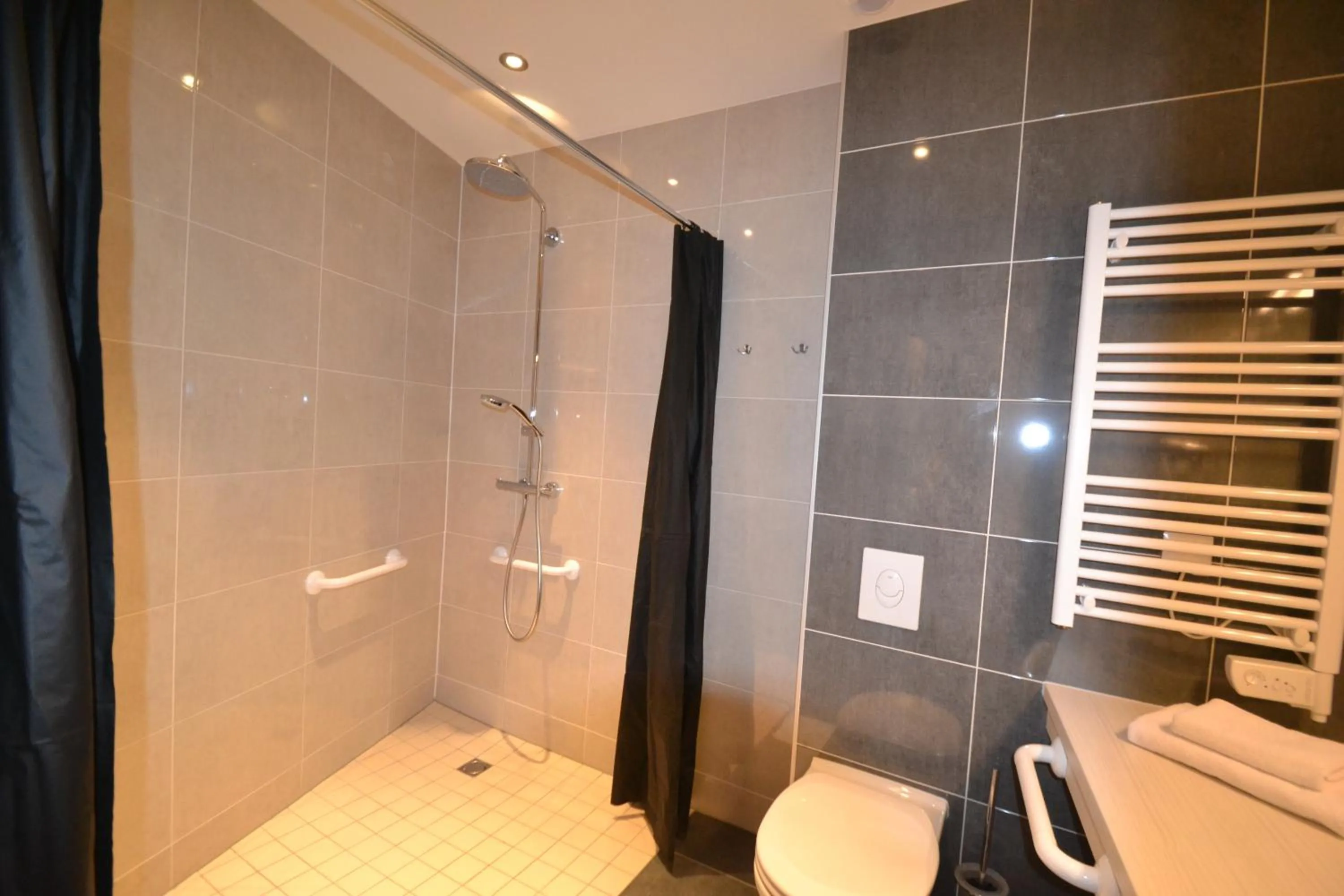 Shower in Hôtel Restaurant Les Alizés