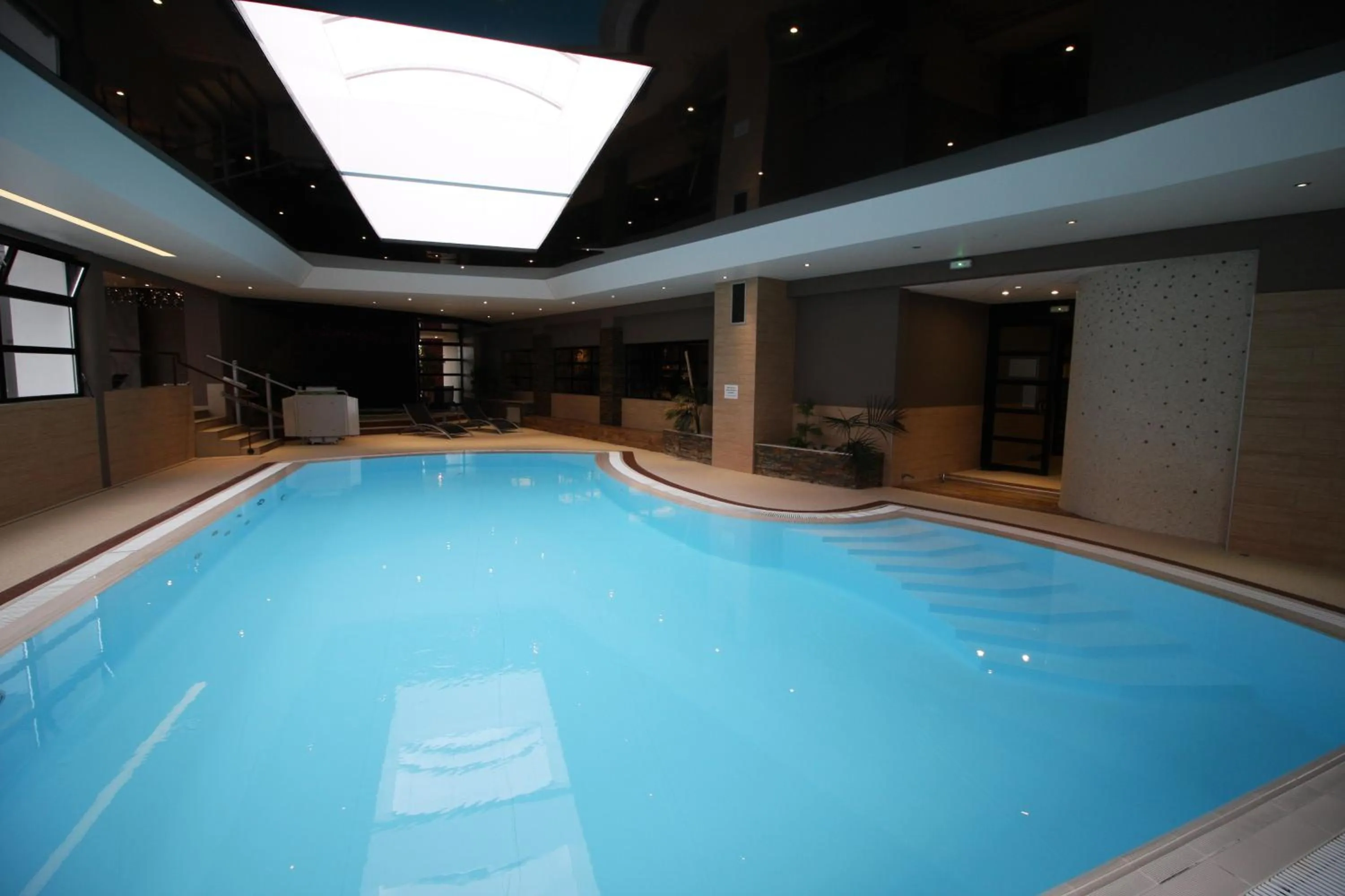 Swimming pool in Hôtel Restaurant Les Alizés