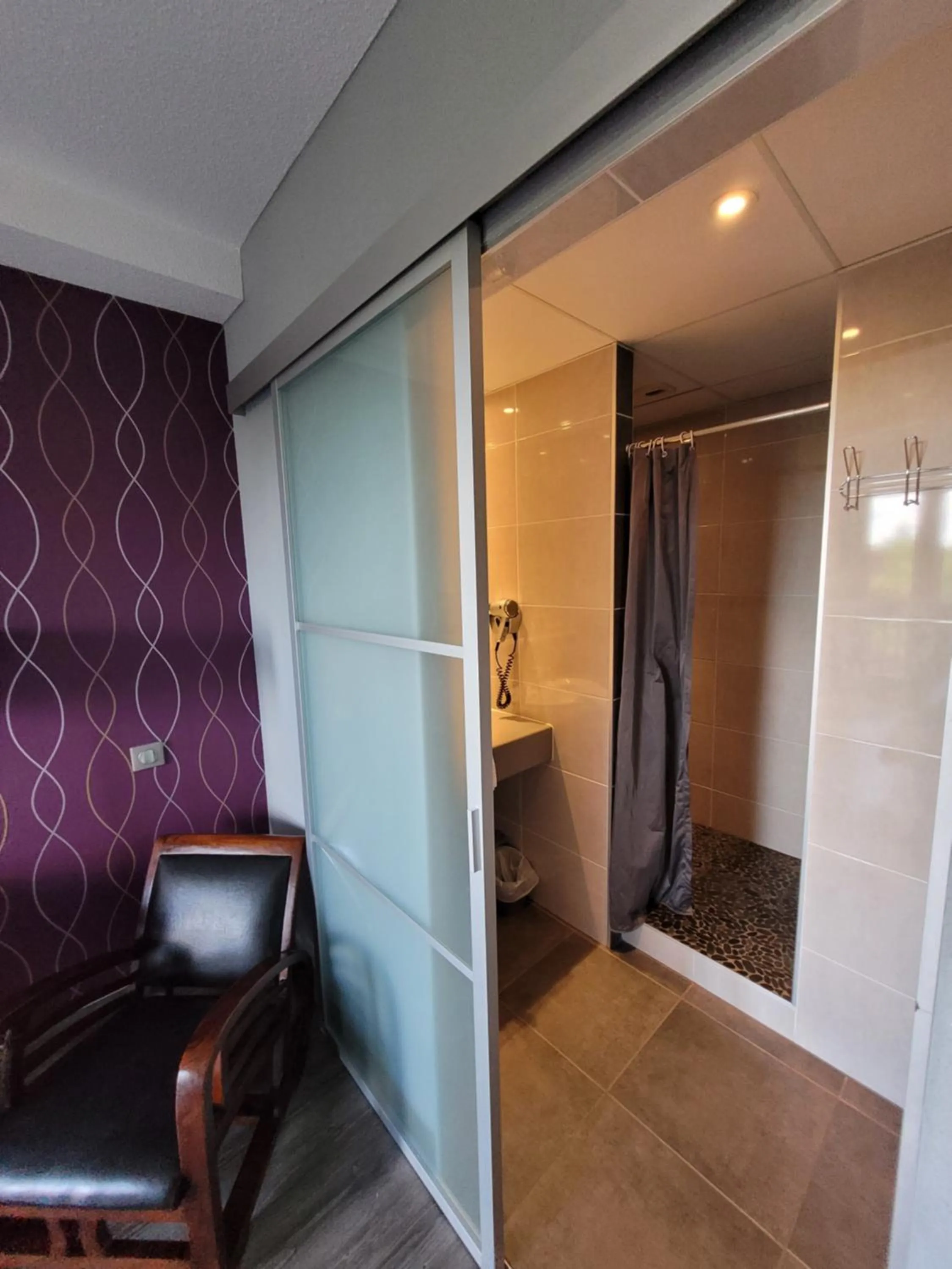 Bathroom, Bed in Hôtel Restaurant Les Alizés