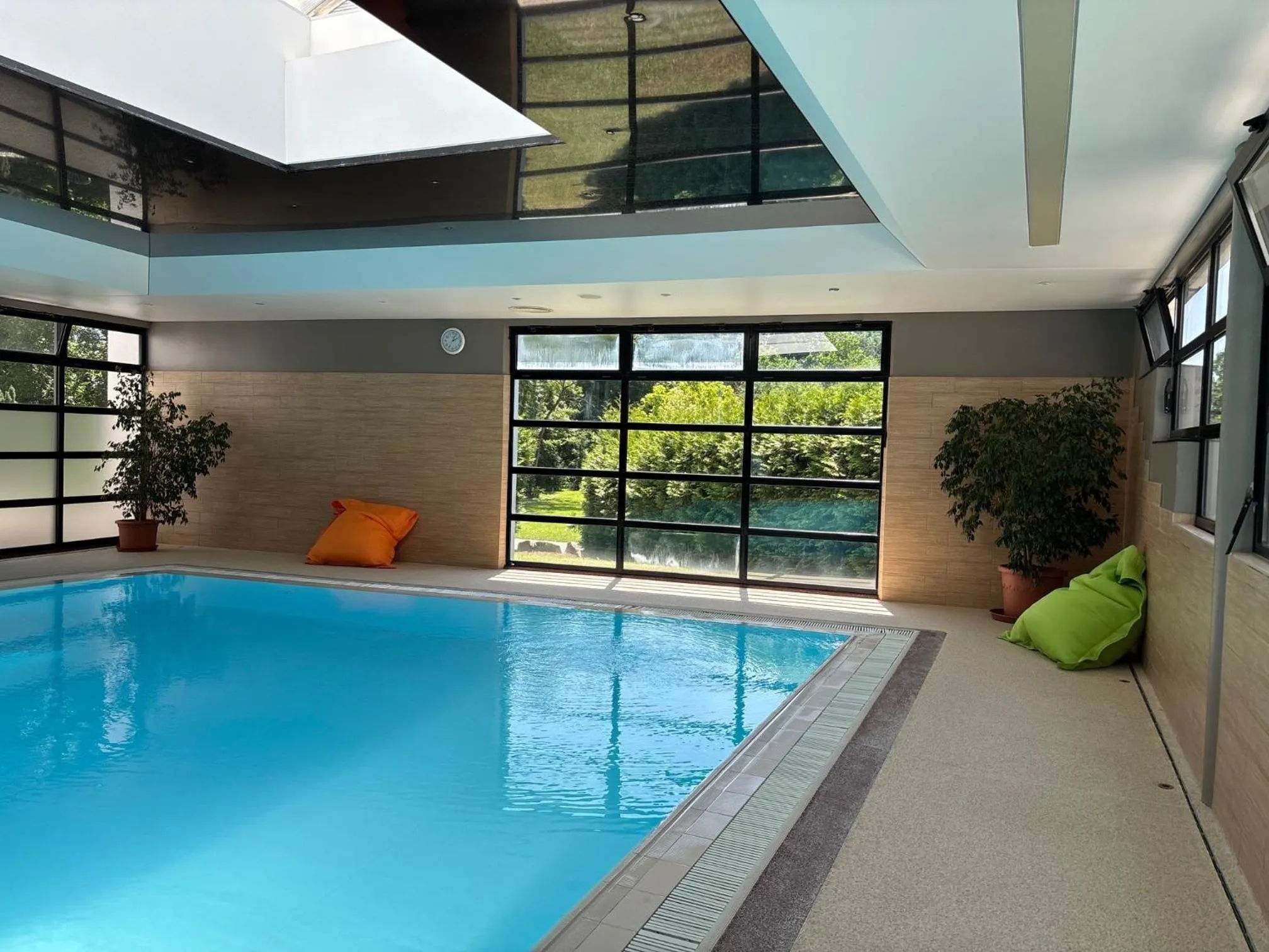 Swimming pool in Hôtel Restaurant Les Alizés