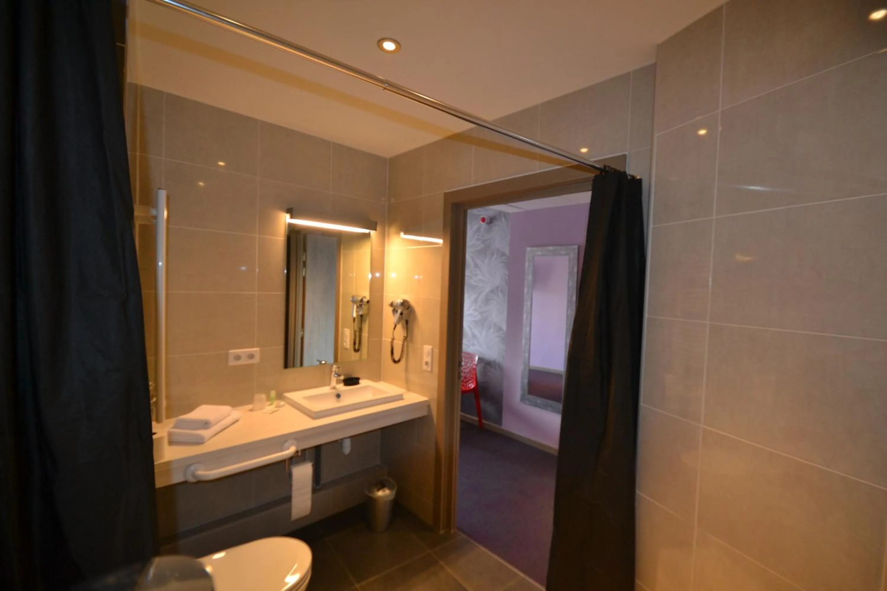 Shower in Hôtel Restaurant Les Alizés