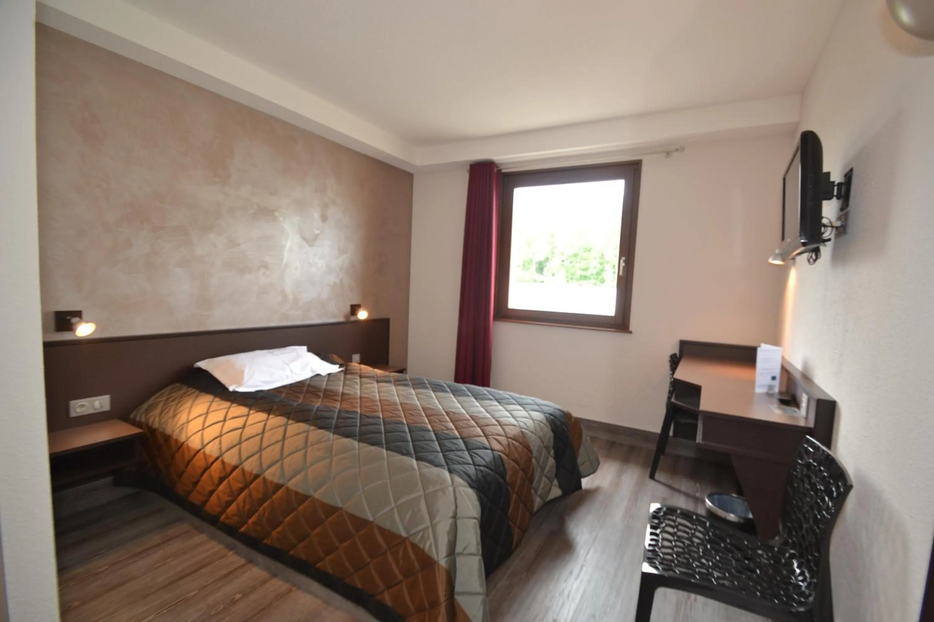 Photo of the whole room, Bed in Hôtel Restaurant Les Alizés