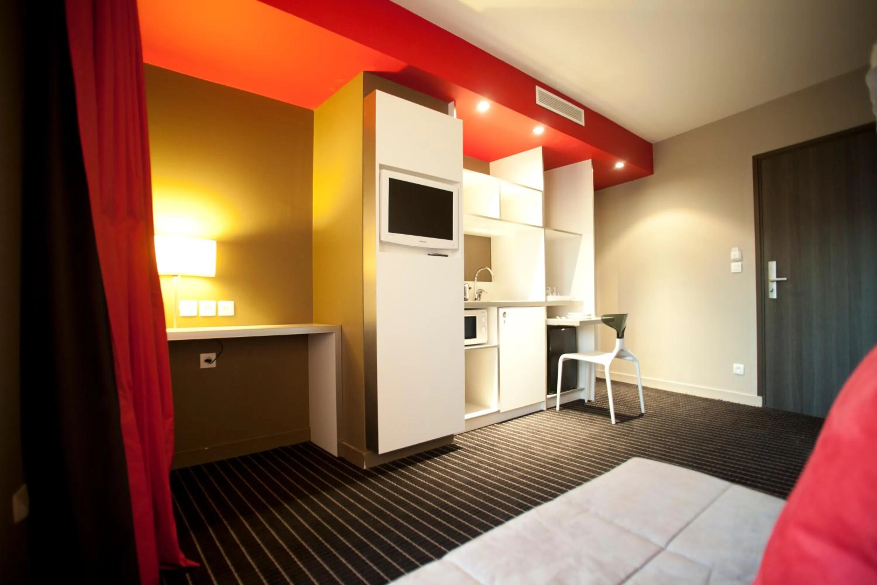 Photo of the whole room in B&B HOME Lyon Centre Berthelot